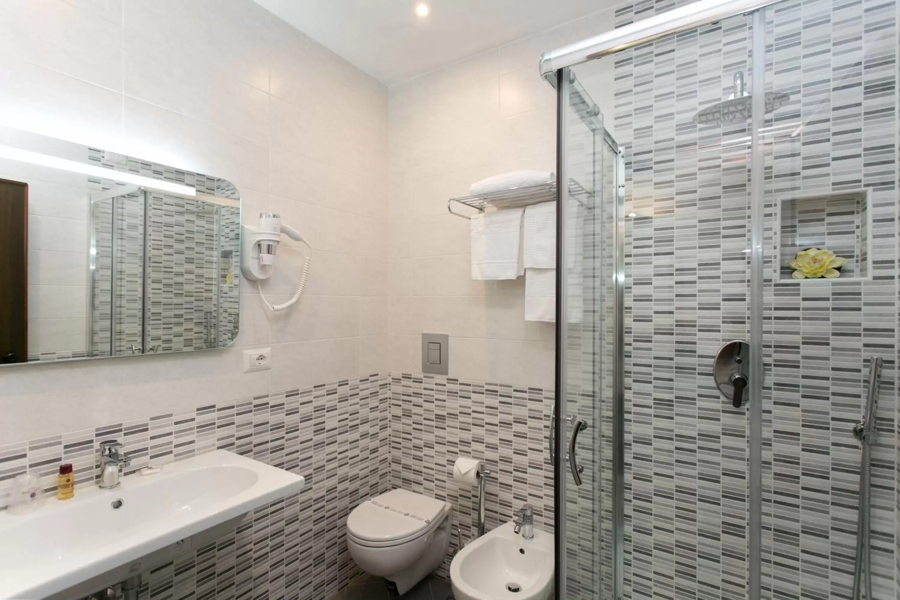 Shower, Bathroom in Hotel Concorde Fiera