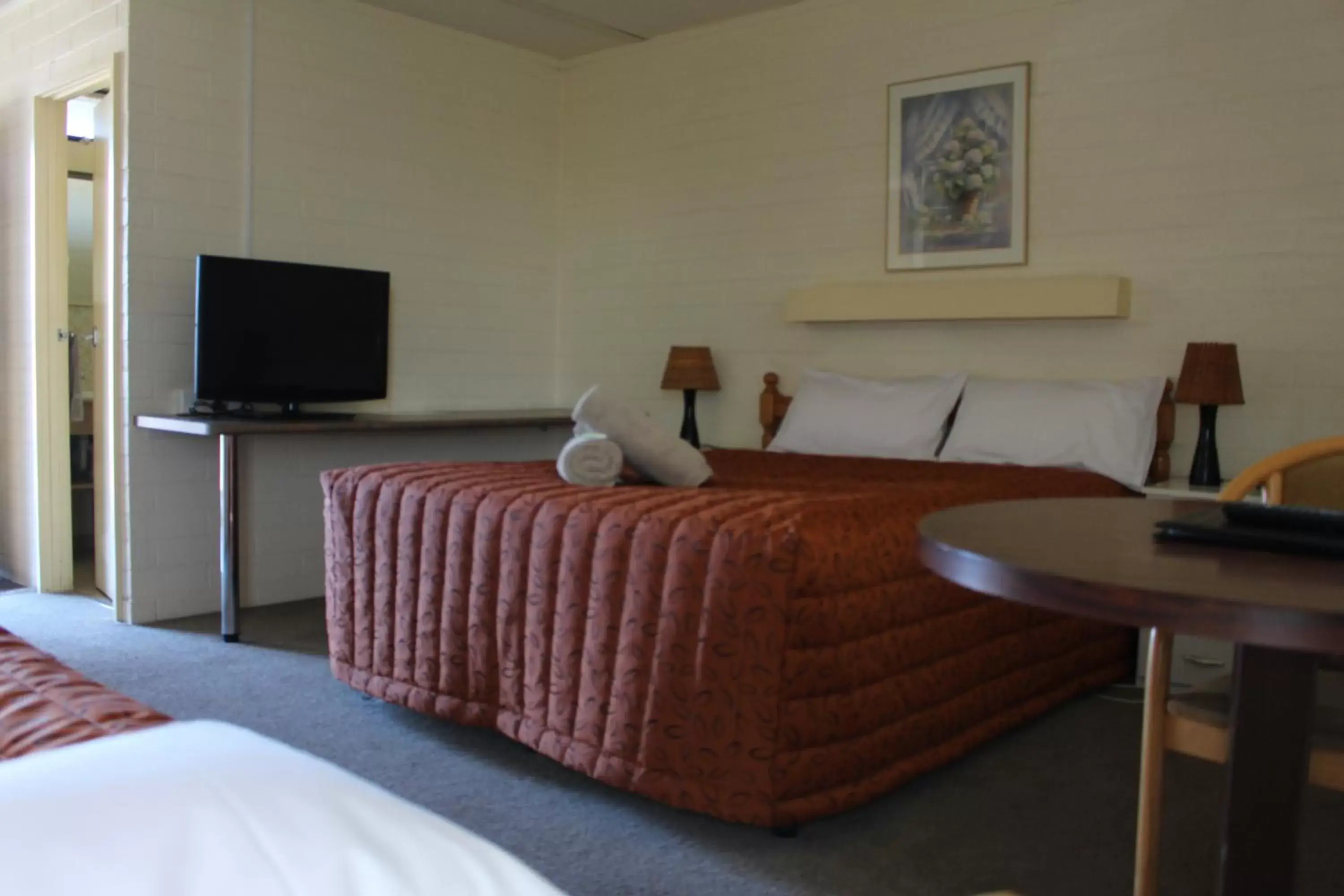 Bed, Seating Area in Cobram Colonial Motor Inn