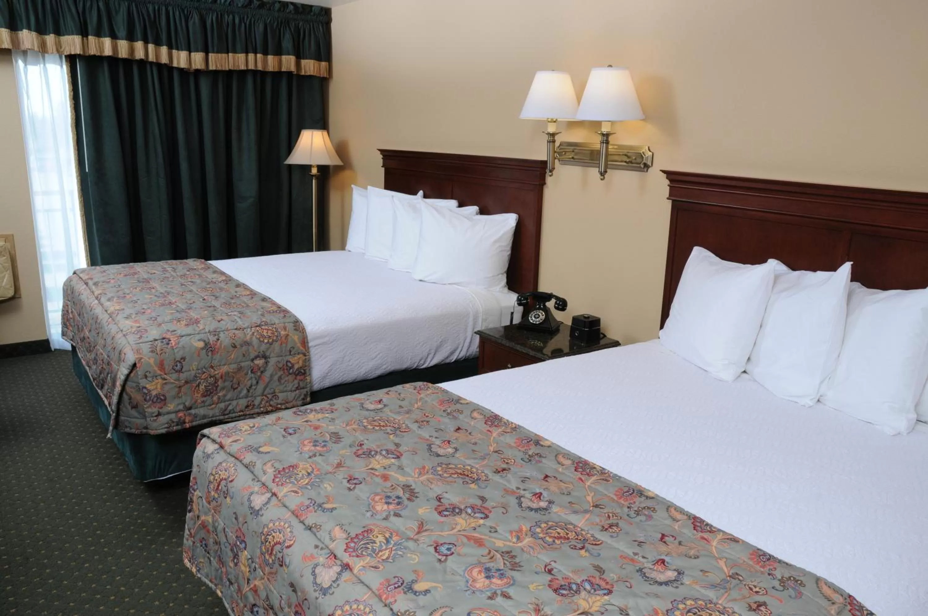 Bedroom, Bed in Pike's Waterfront Lodge