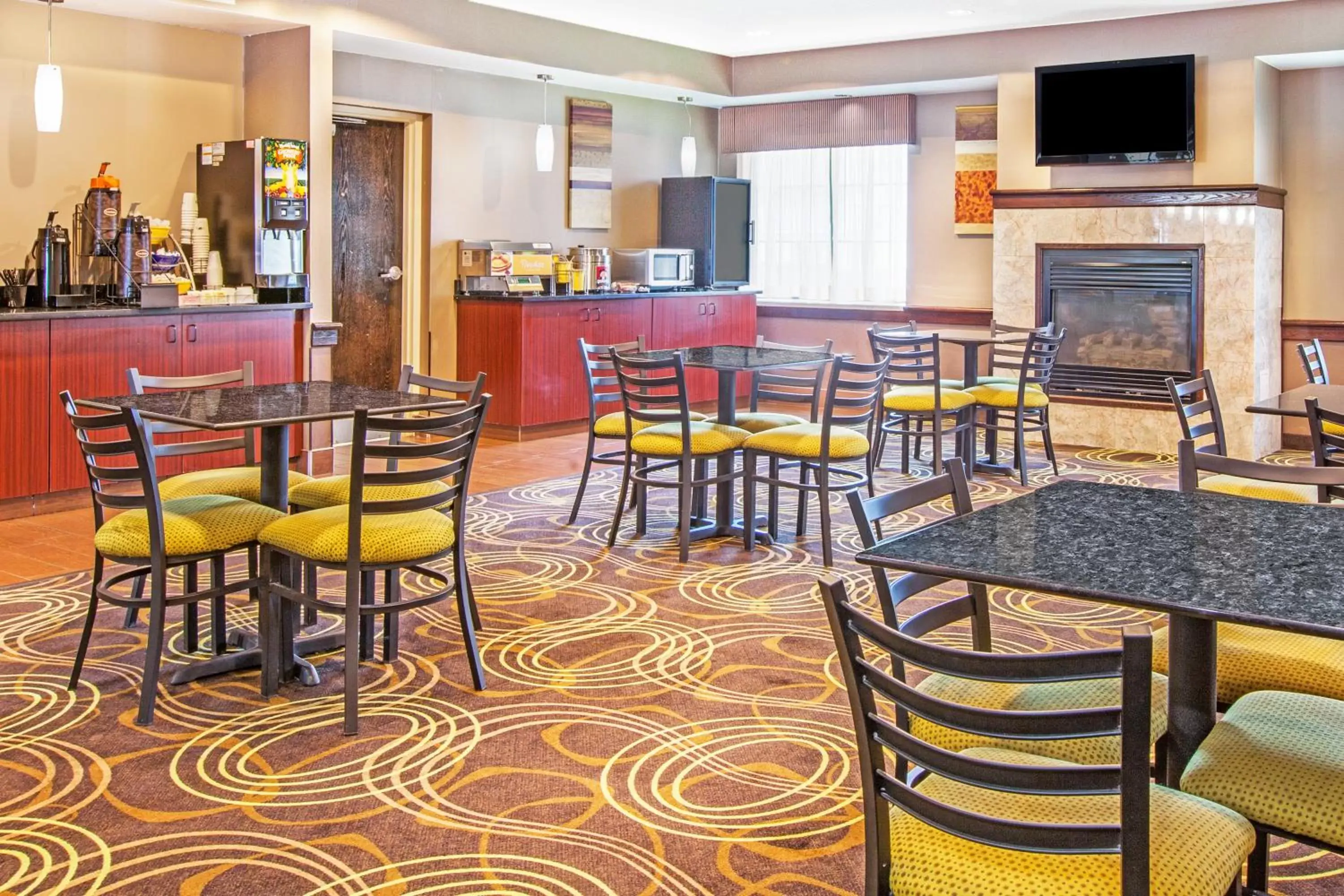 Dining area, Restaurant/Places to Eat in Days Inn by Wyndham Brewerton/ Syracuse near Oneida Lake