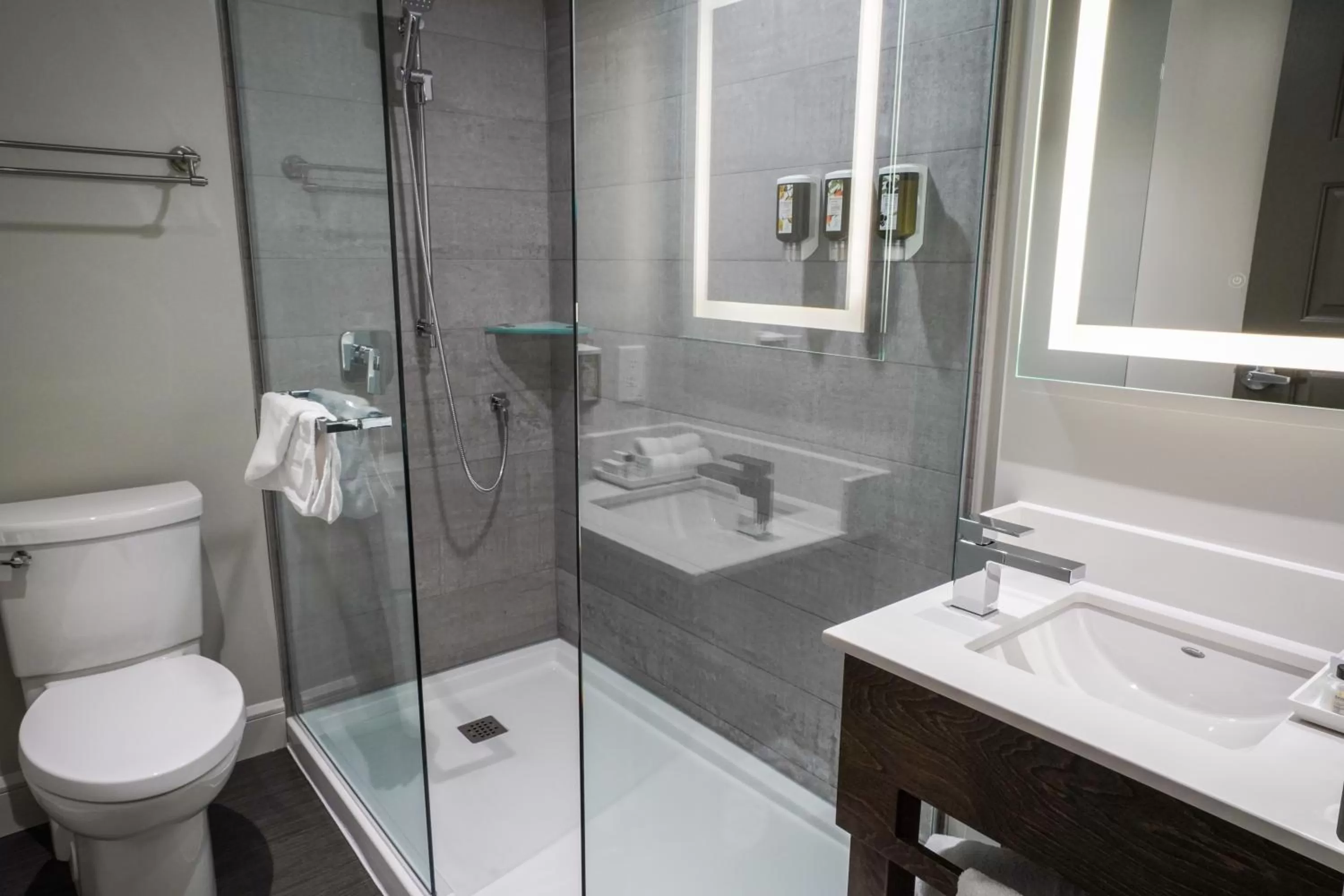 Bathroom in Hôtel & Suites Normandin Lévis