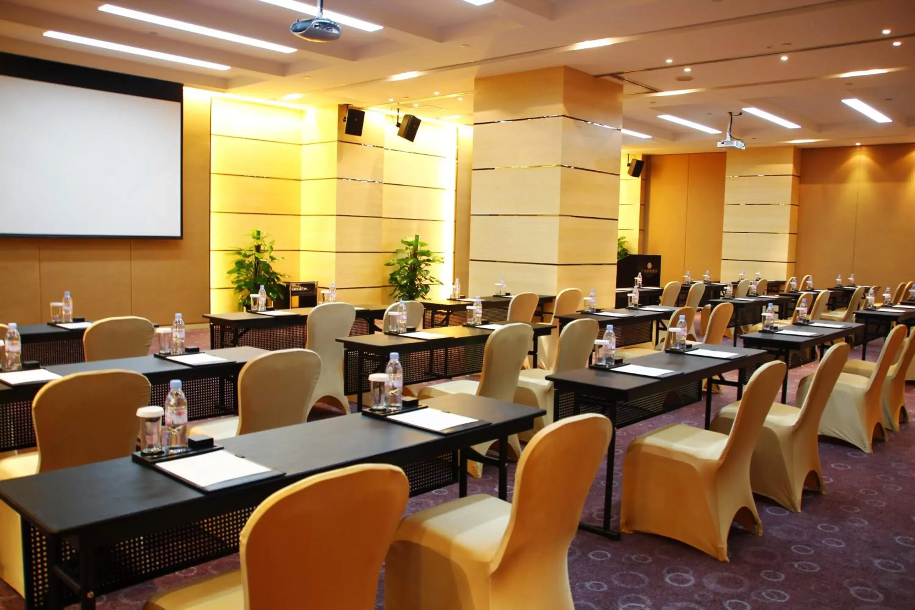 Business facilities in Jianguo Hotel Guangzhou