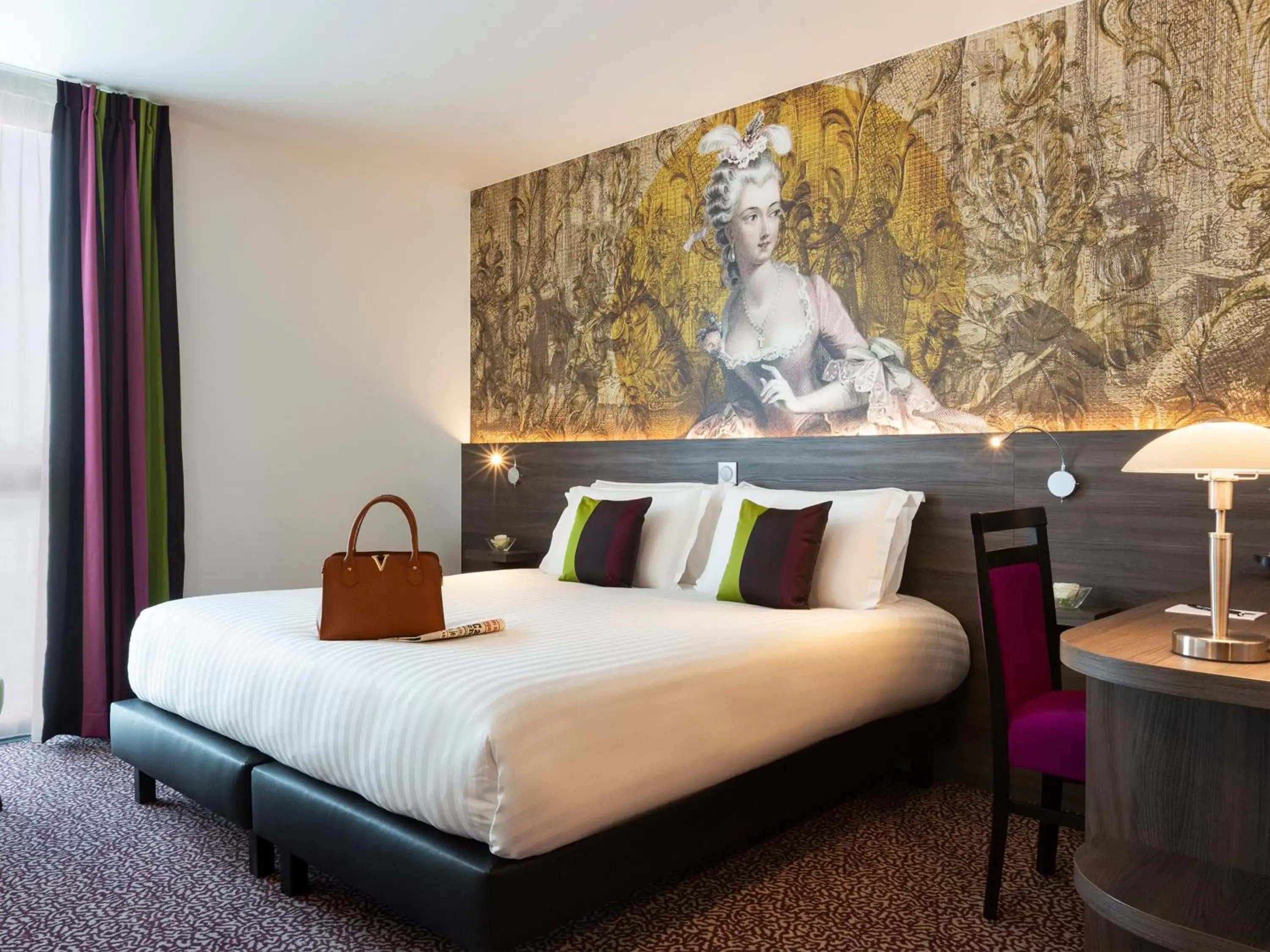 Bed in Hôtel Roi Soleil Prestige Plaisir