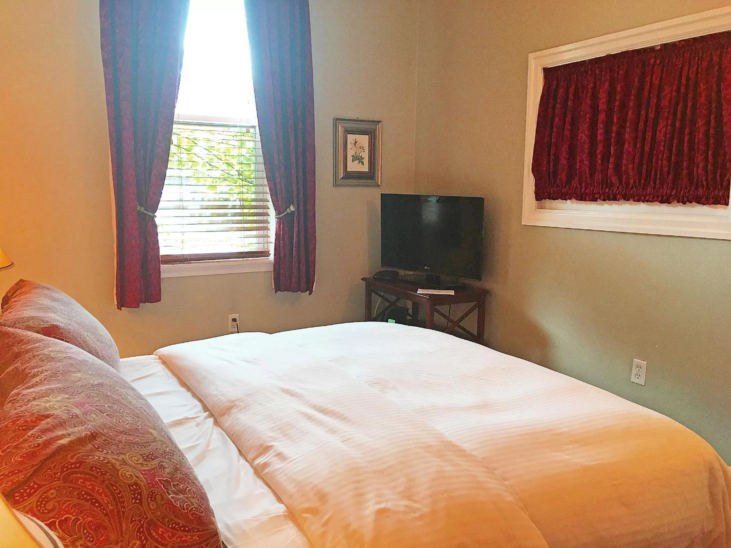 Bed in Morris House Hotel