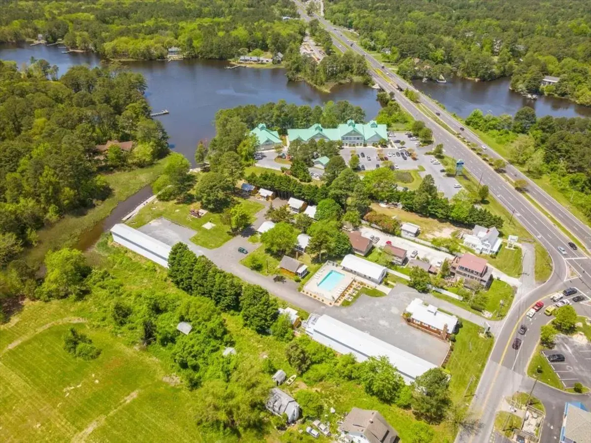 Bird's eye view, Bird's-eye View in Beach Bum West-O Motel