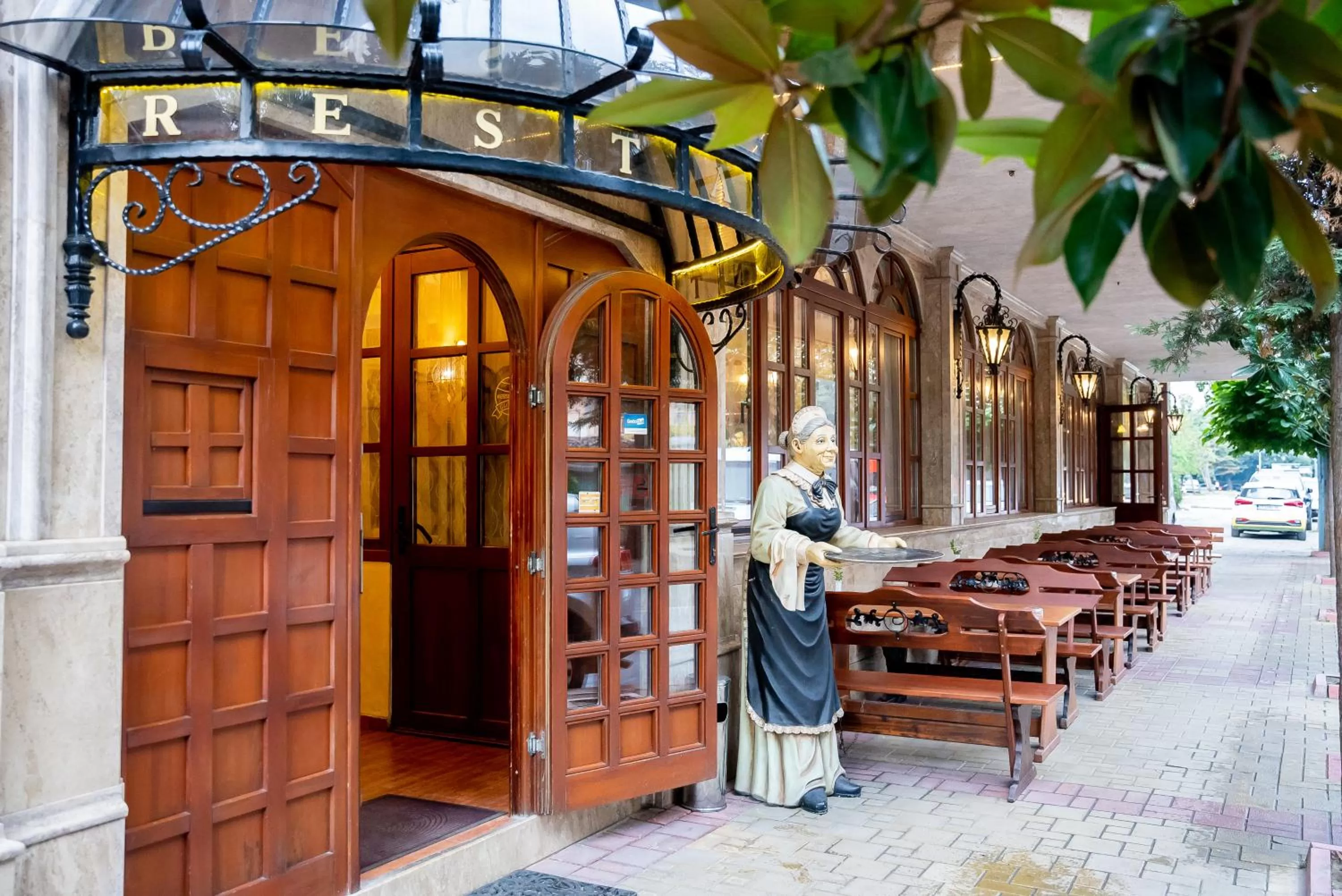 Restaurant/places to eat in Globus Hotel