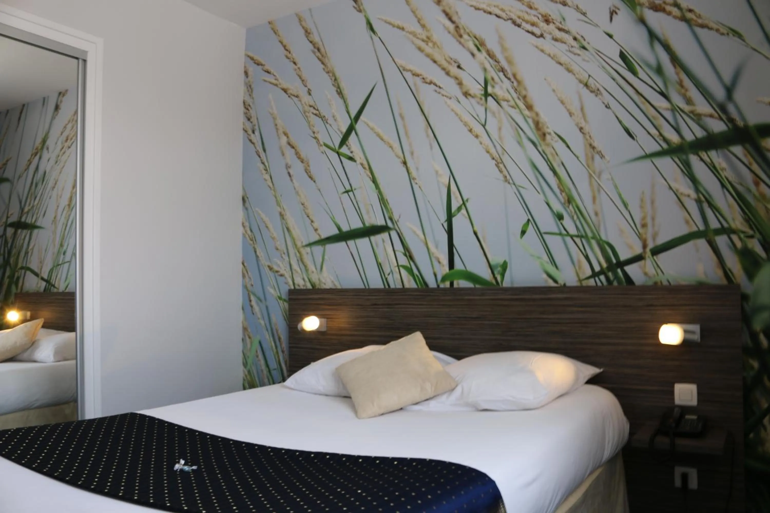 Bedroom, Bed in The Originals City, Hôtel Dau Ly, Lyon Est