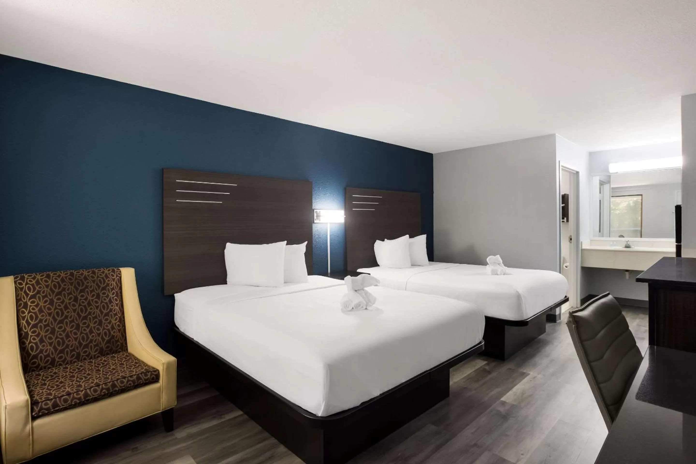 Bedroom, Bed in Suburban Studios Hinesville - Fort Stewart Area