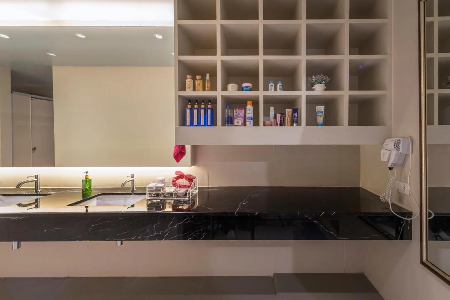 Kinnon Deluxe Hostel Coworking Cafe