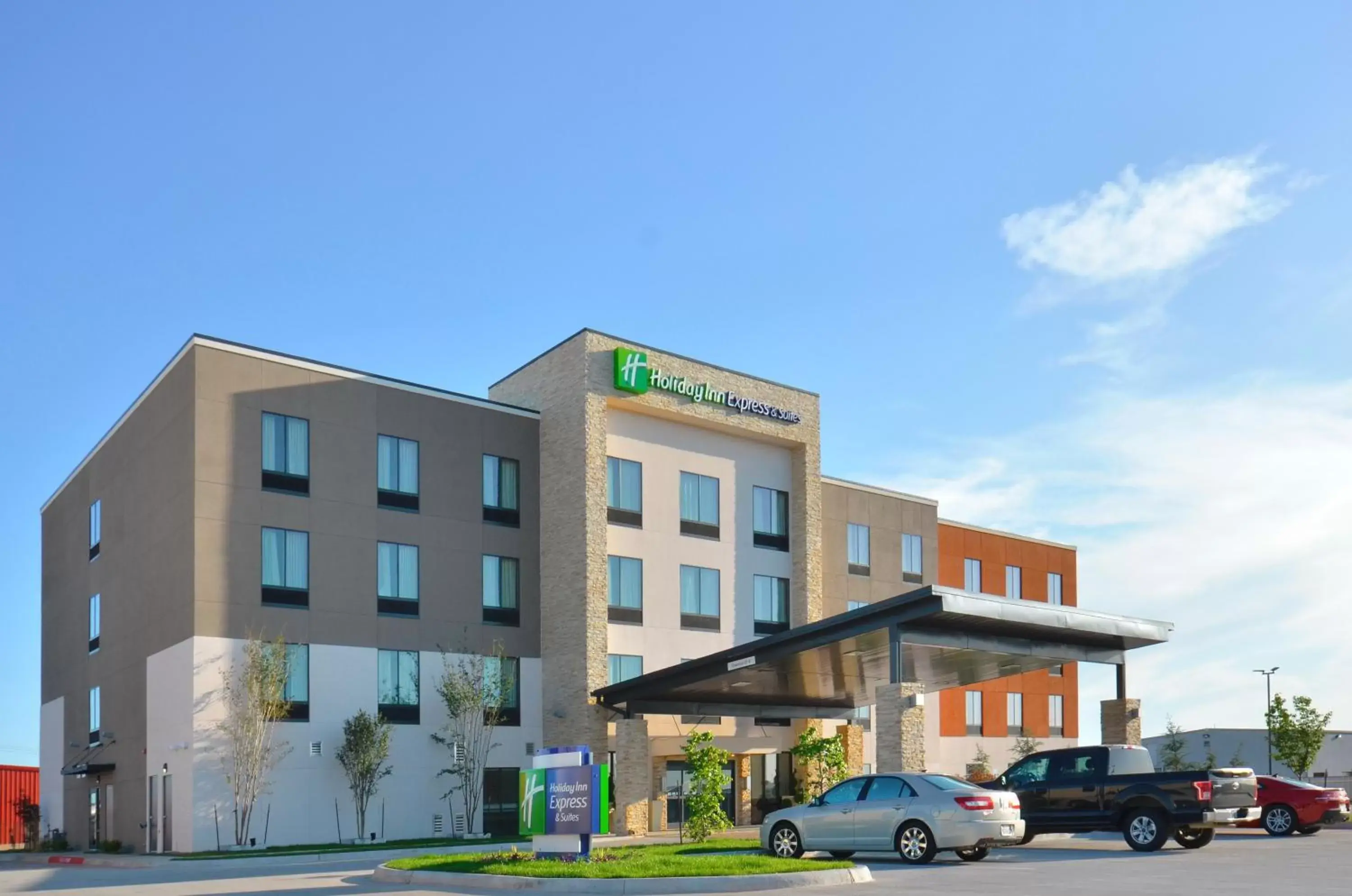 Property building in Holiday Inn Express & Suites Oklahoma City Mid - Arpt Area, an IHG Hotel