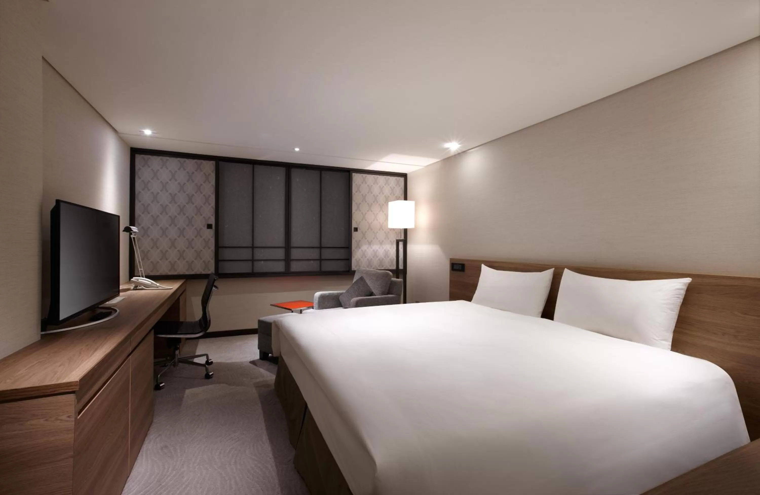 Photo of the whole room, Bed in Royal Inn Taipei Nanxi - MRT Zhongshan Station