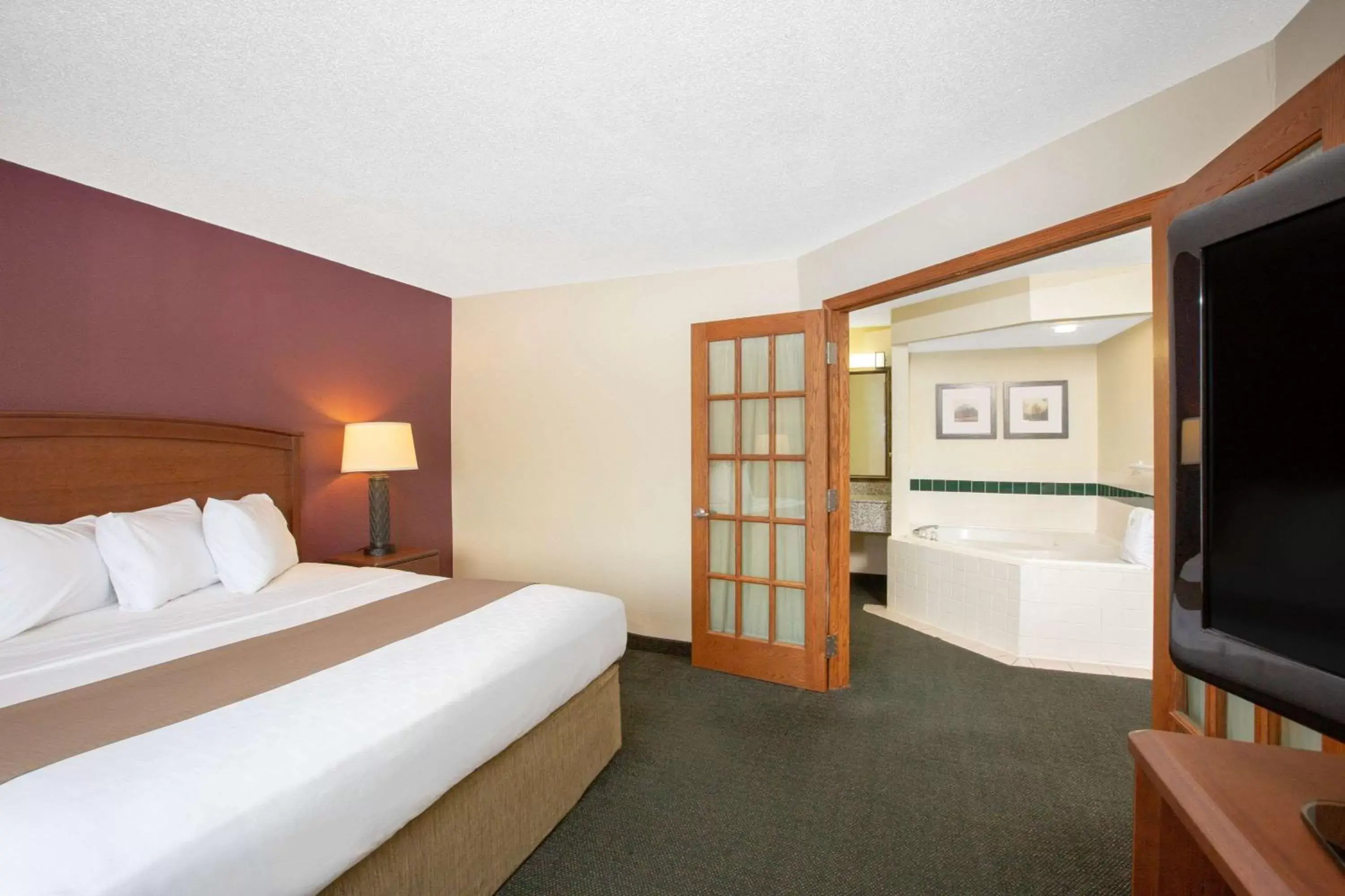 Photo of the whole room, Bed in AmericInn by Wyndham Kearney