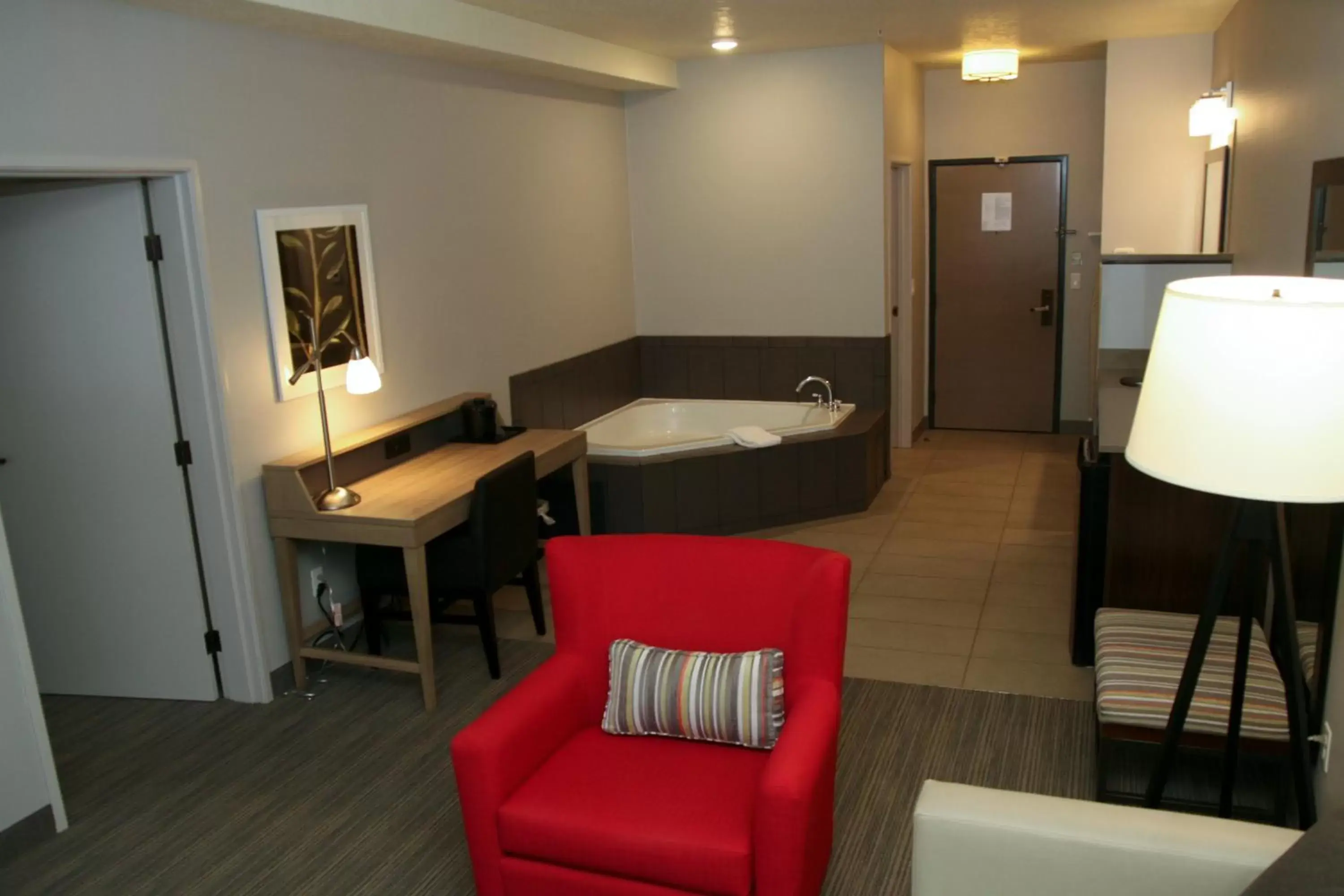 Seating Area in Country Inn & Suites by Radisson, Prineville, OR