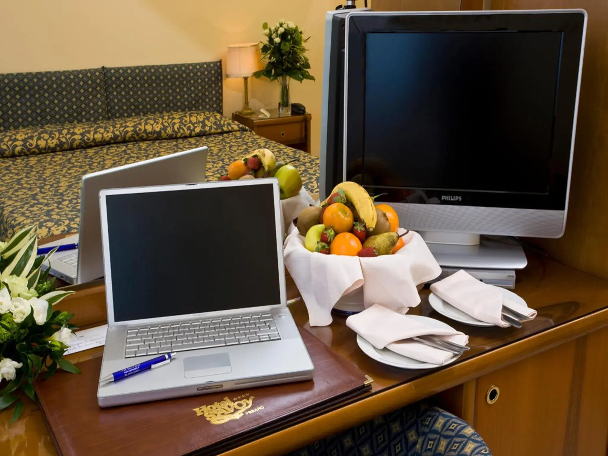 TV and multimedia, TV/Entertainment Center in Hotel Savoy