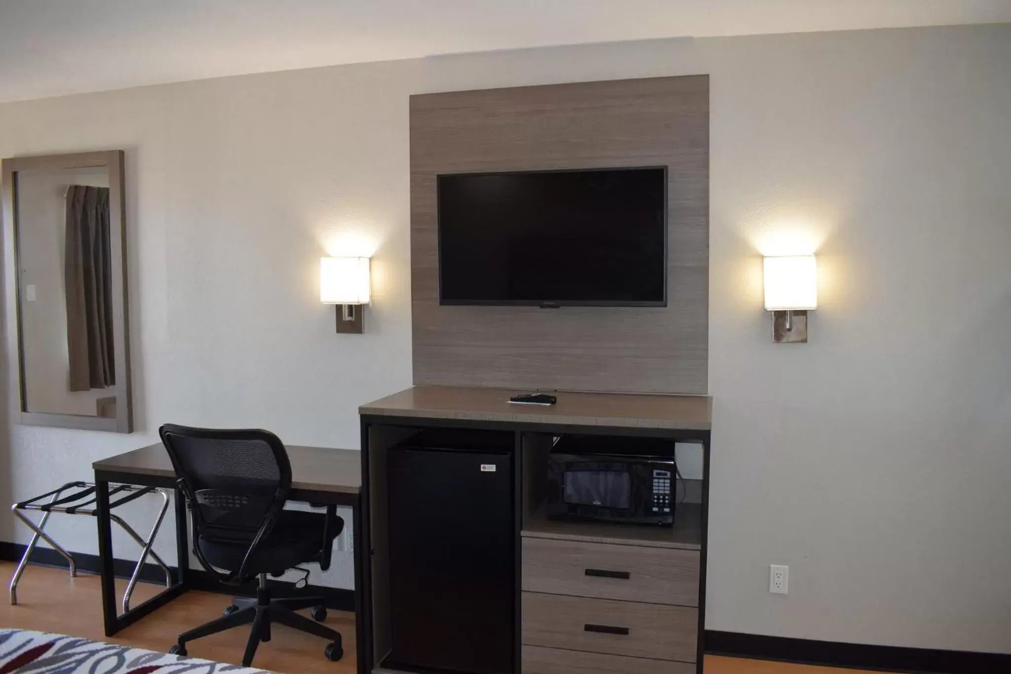 Photo of the whole room, TV/Entertainment Center in Red Roof Inn & Suites Weatherford