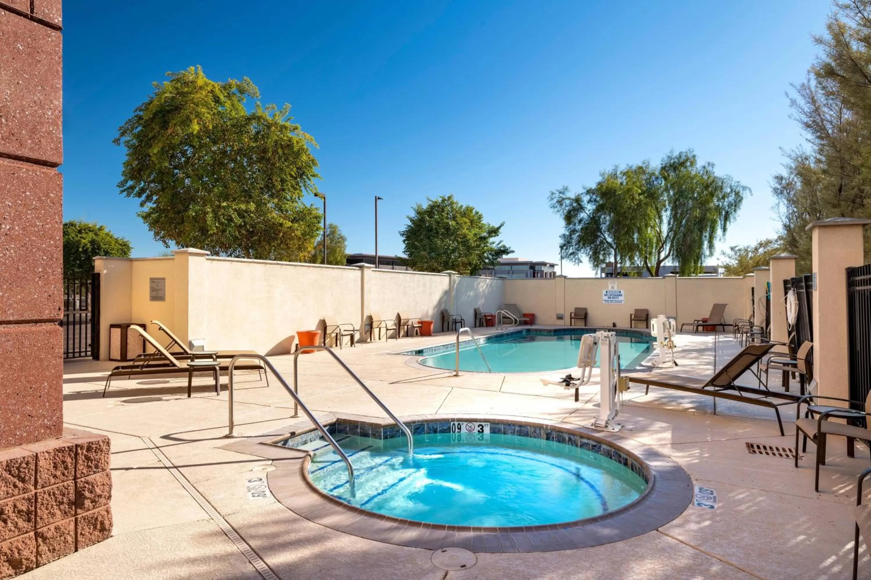 Swimming pool in Fairfield Inn and Suites Phoenix Chandler Fashion Center