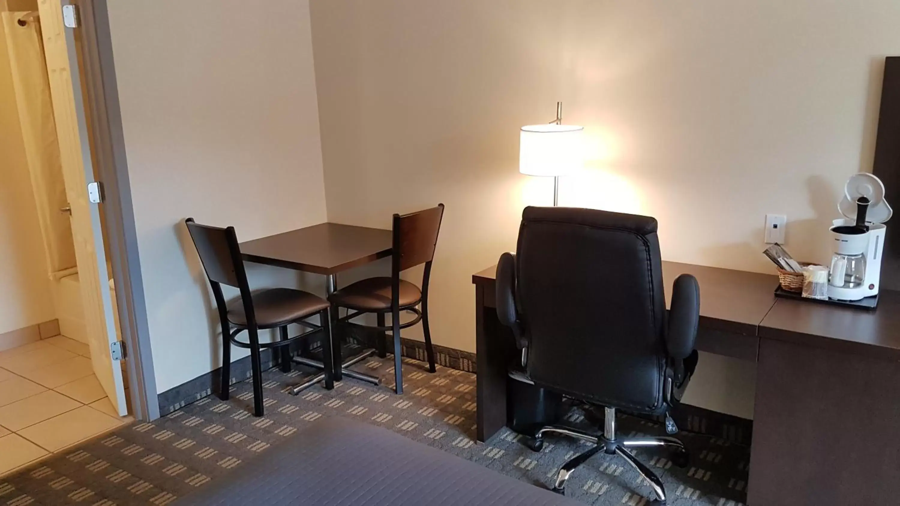 Seating area, Dining Area in Wellington Inn