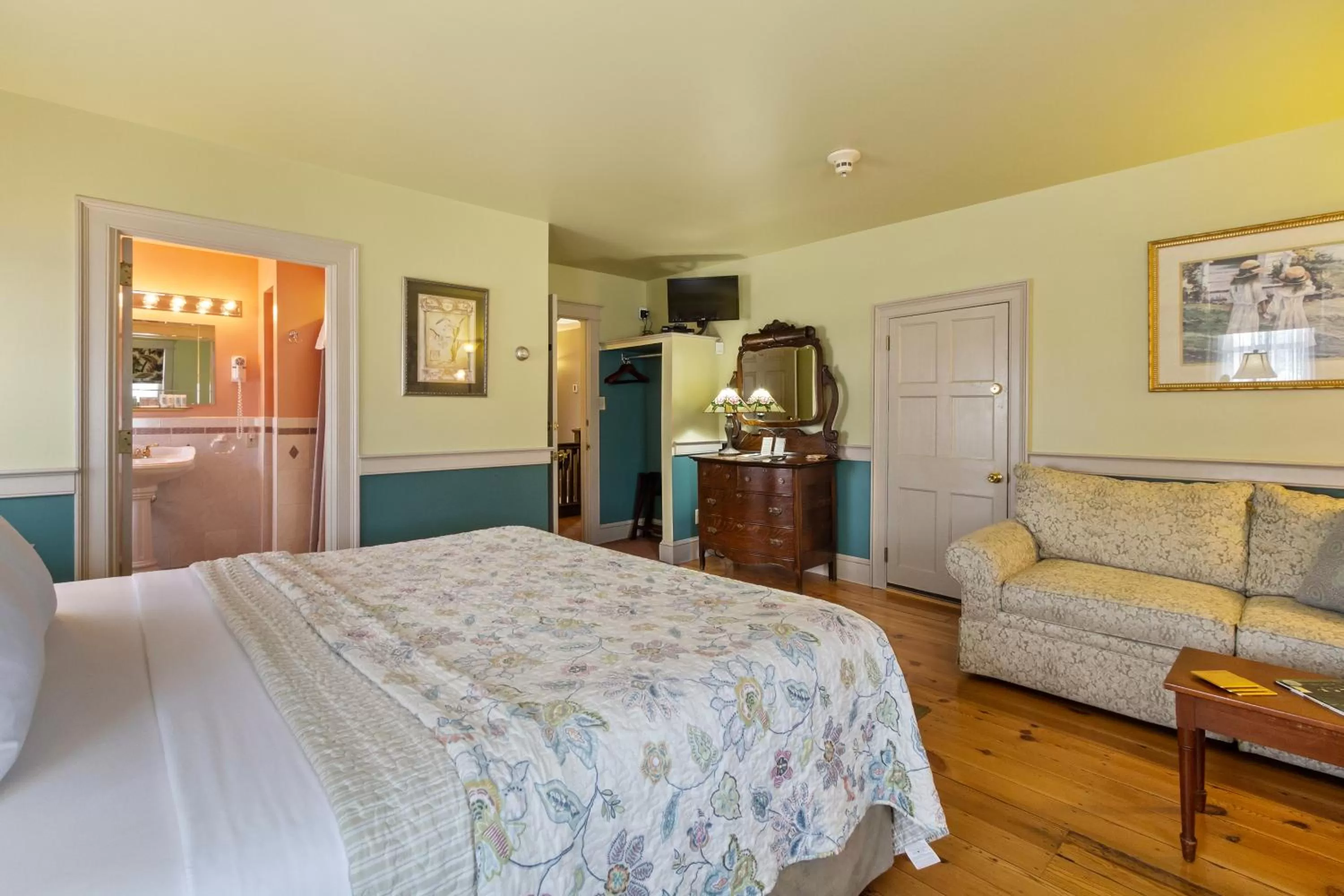 Bedroom, Bed in After Eight Bed and Breakfast