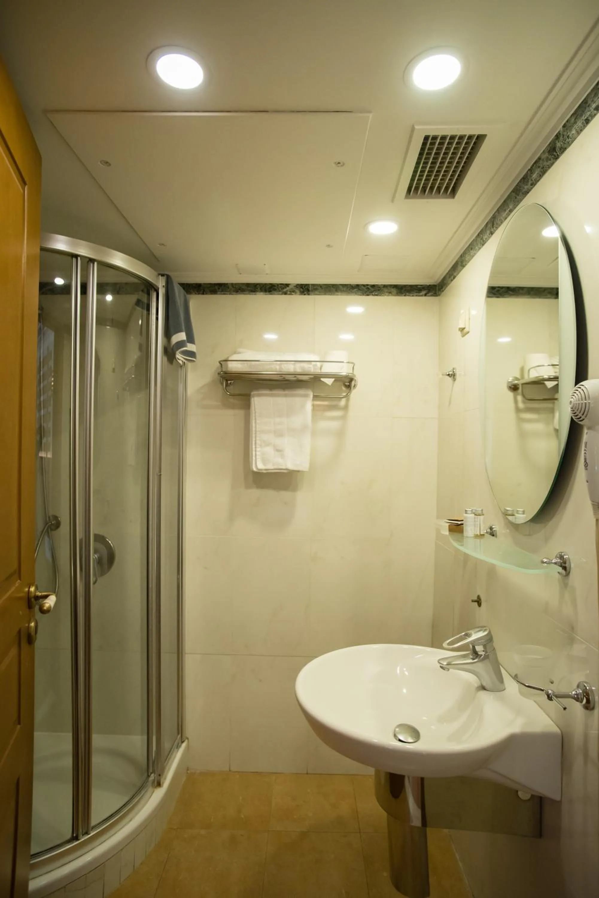 Bathroom in Byzantino Hotel