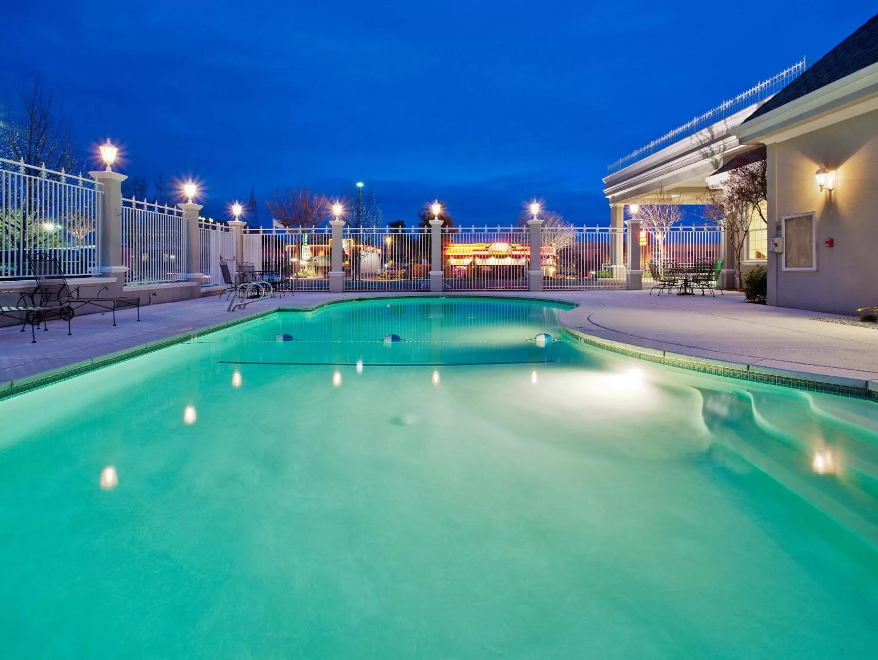 Swimming pool in Holiday Inn Redding by IHG Swimming pool in Holiday Inn Redding by IHG
