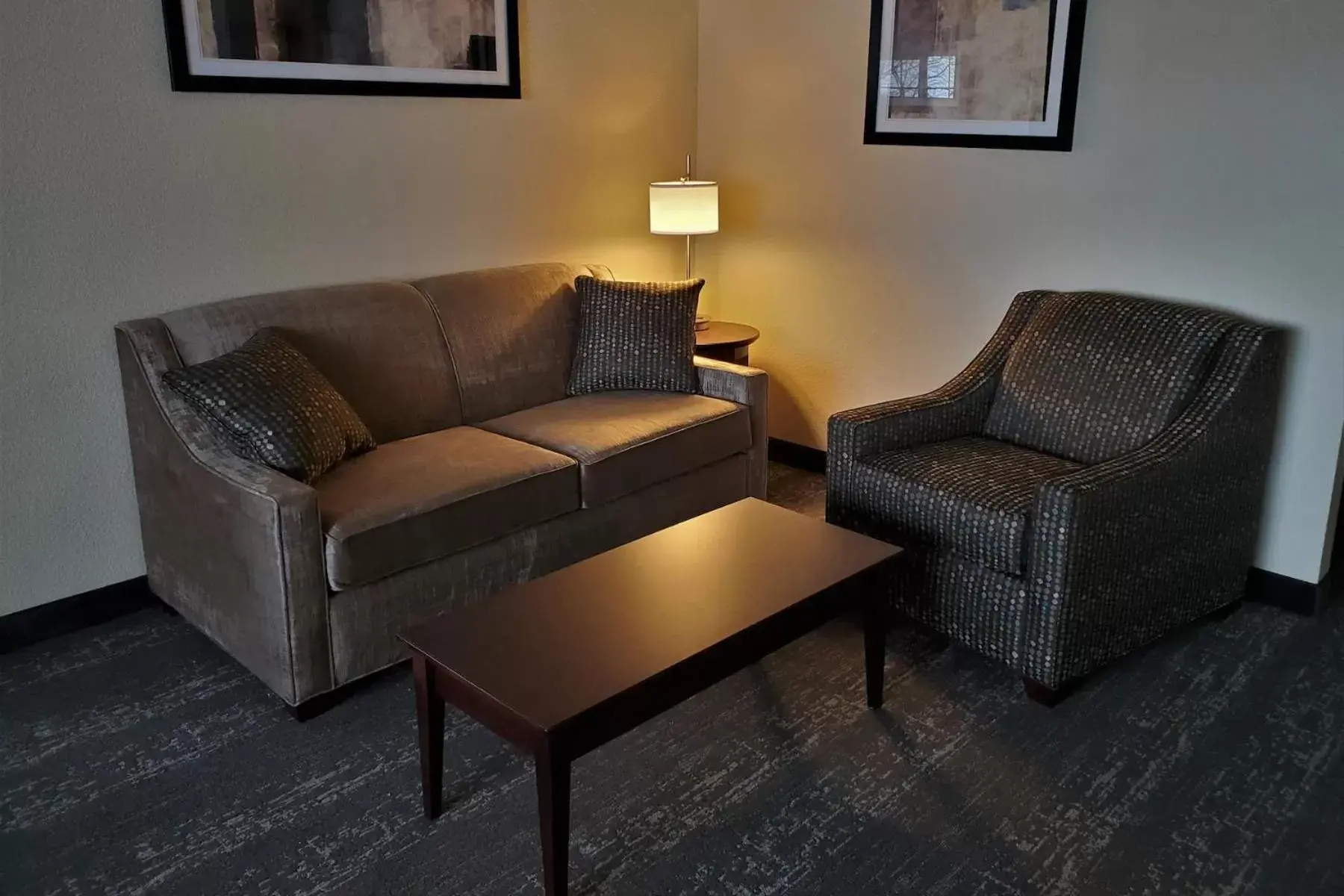 Living room, Seating Area in Cobblestone Suites - Oshkosh