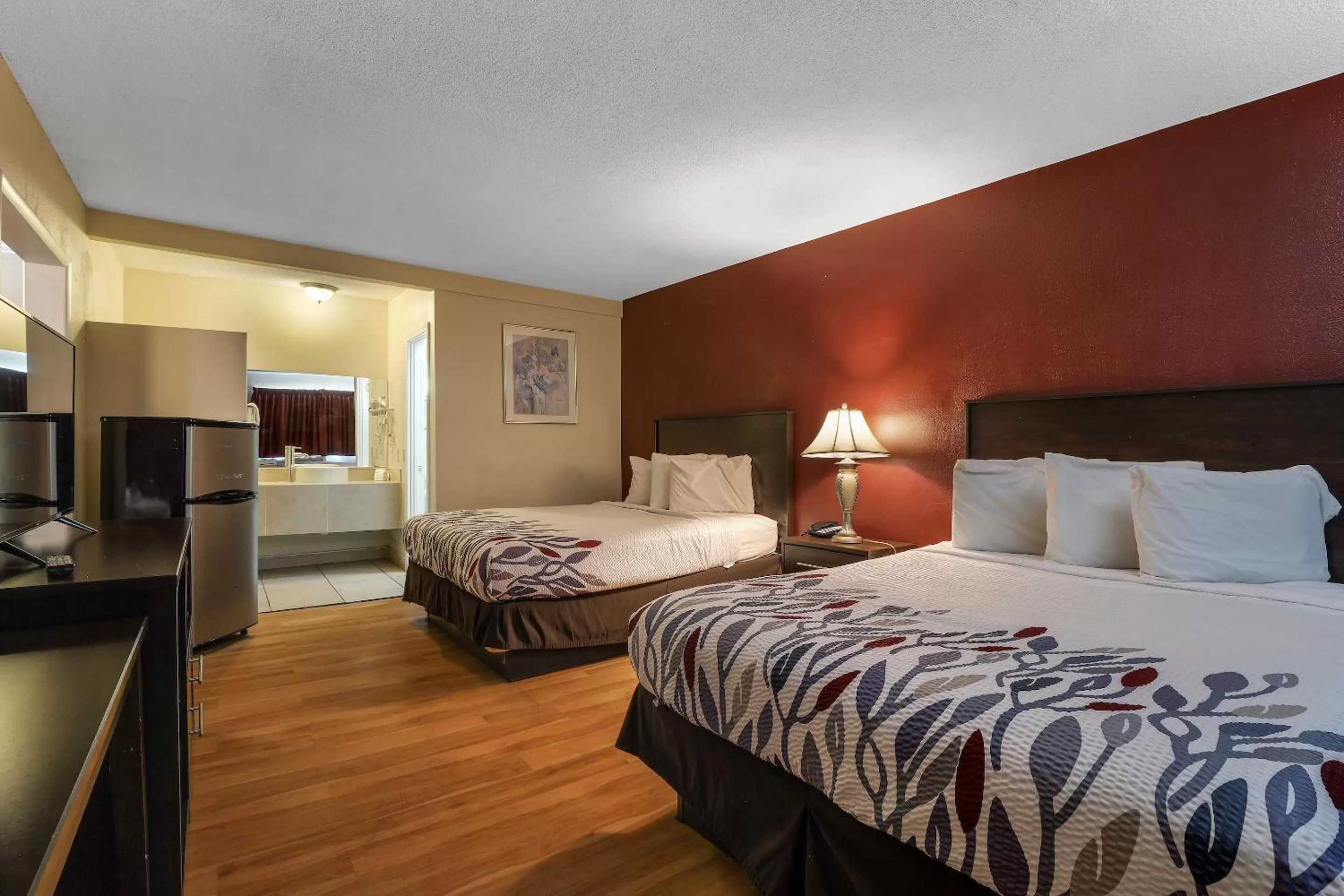 Photo of the whole room, Bed in Red Roof Inn Needles