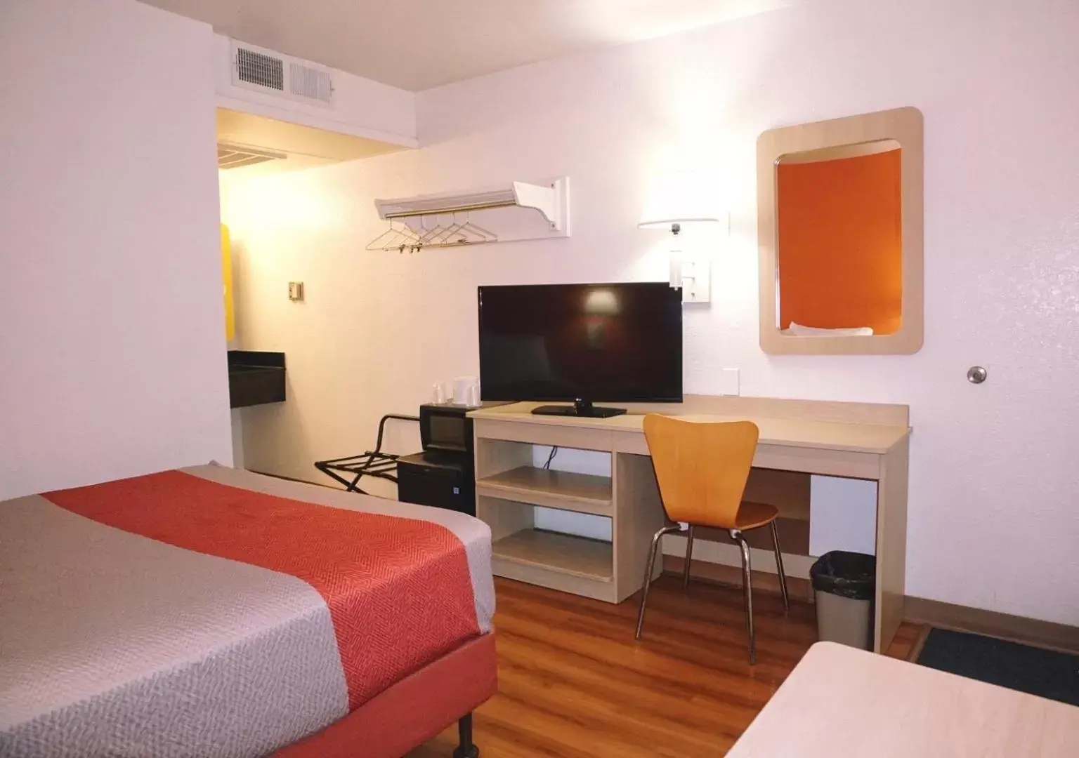 Bedroom, TV/Entertainment Center in Motel 6-Flagstaff, AZ - Butler