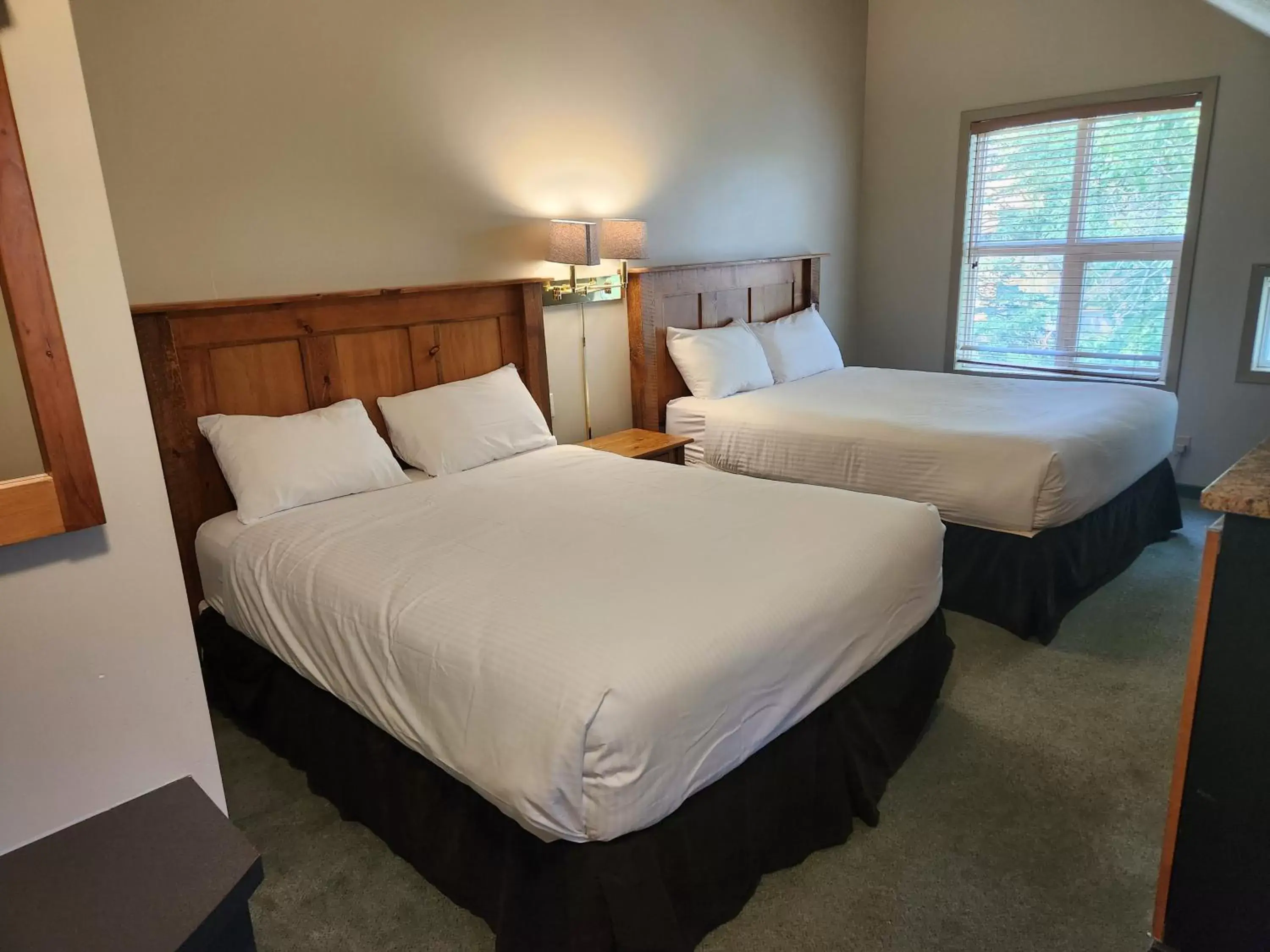 Bed in Waterton Lakes Lodge Resort