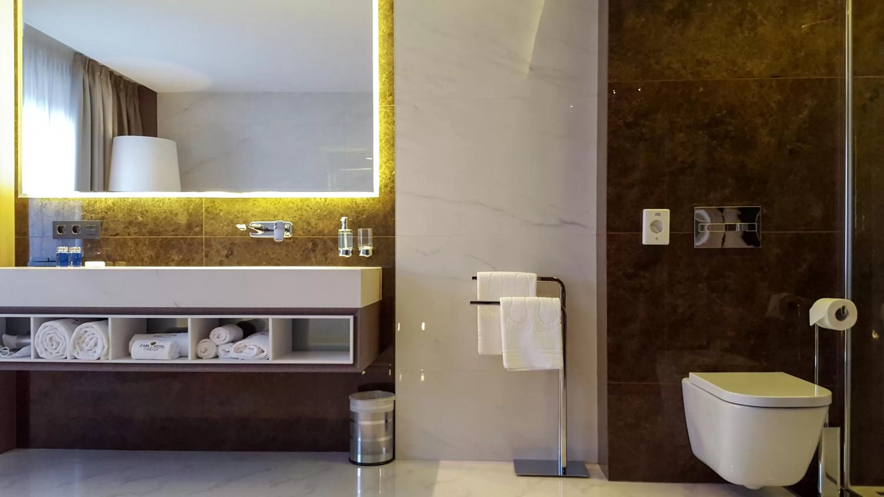 Shower in RiverSide- Hotel and MICE