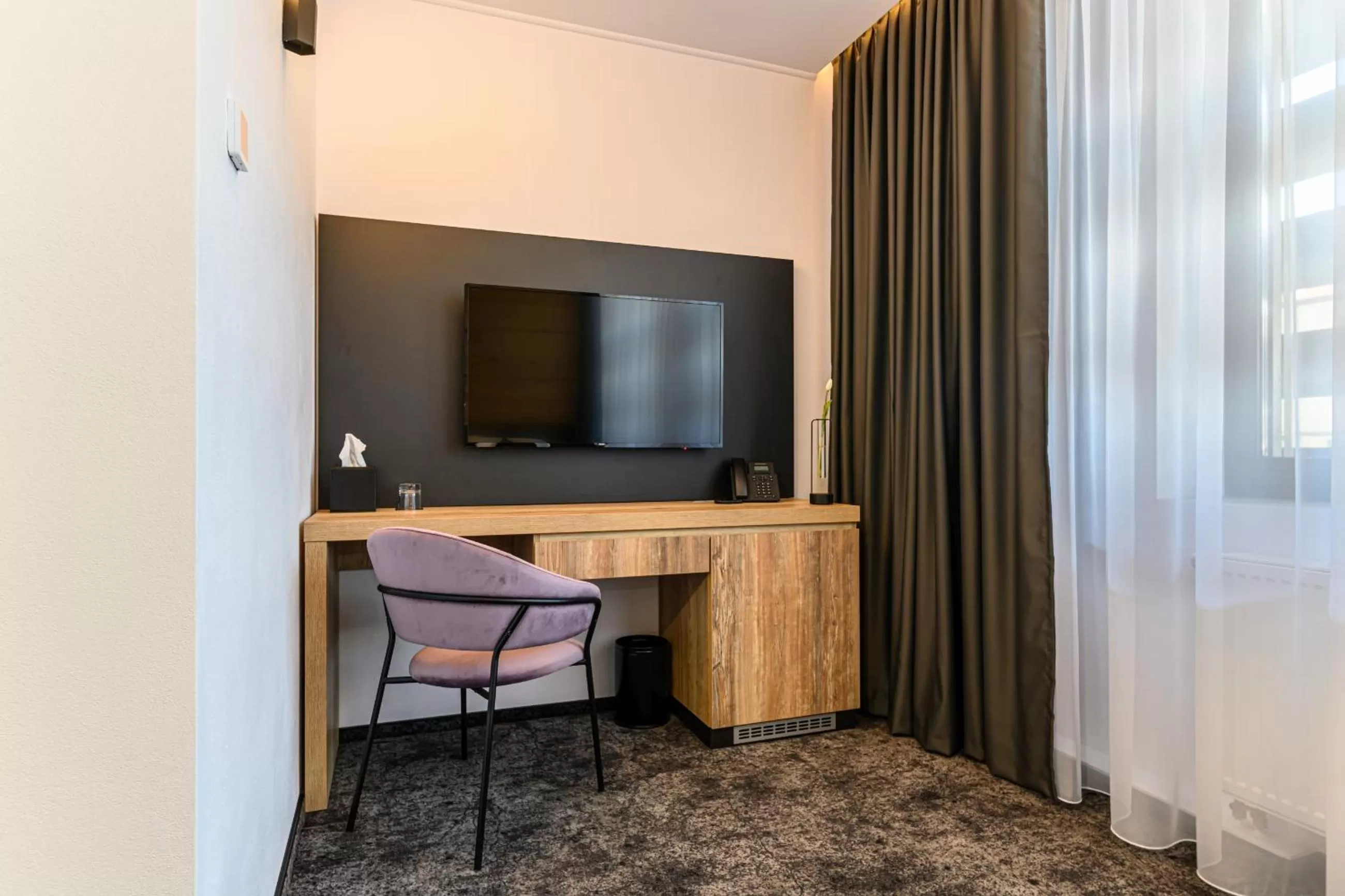 Communal lounge/ TV room in B THE HOTEL