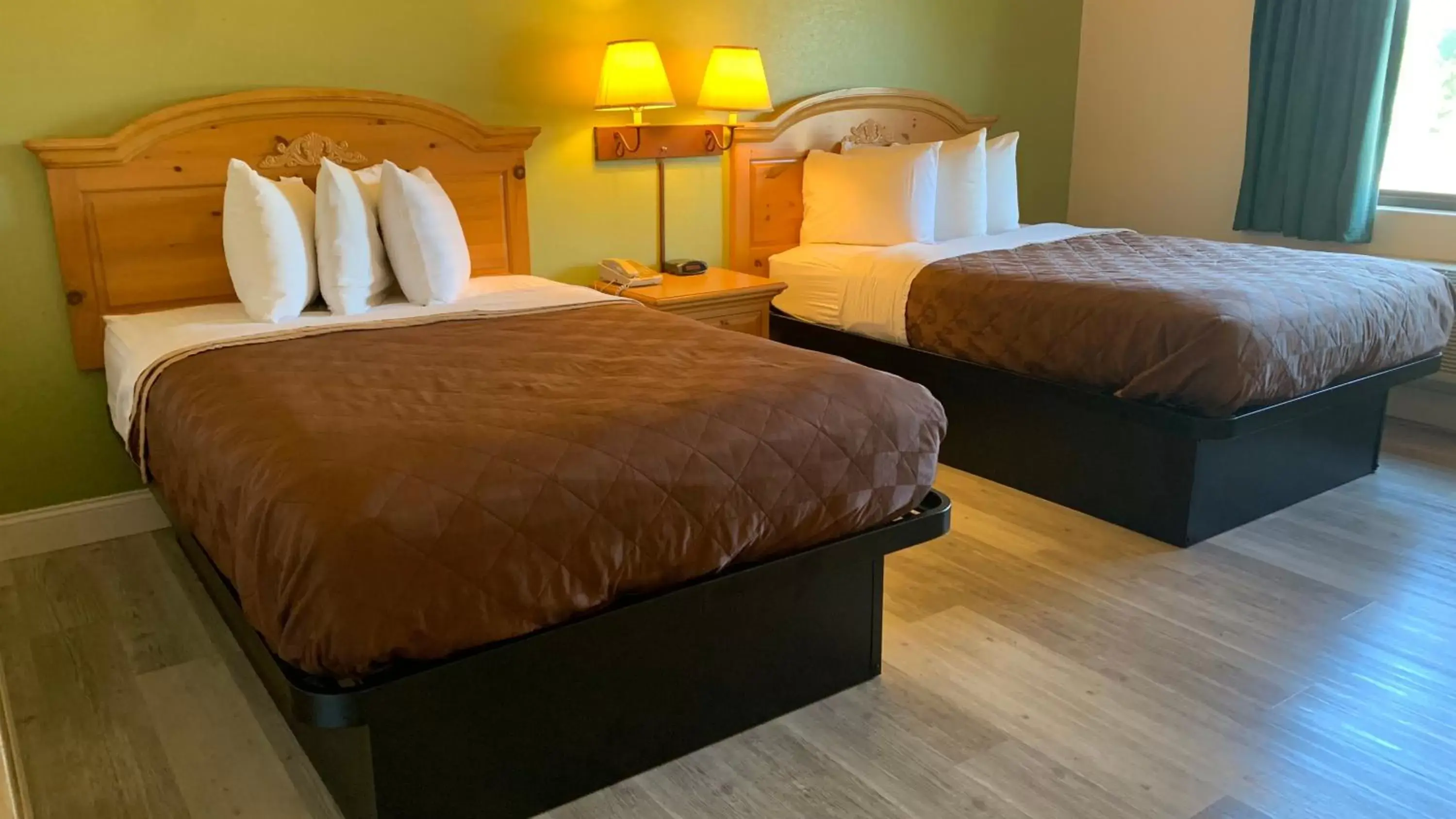 Bed in Regency Inn and Suites