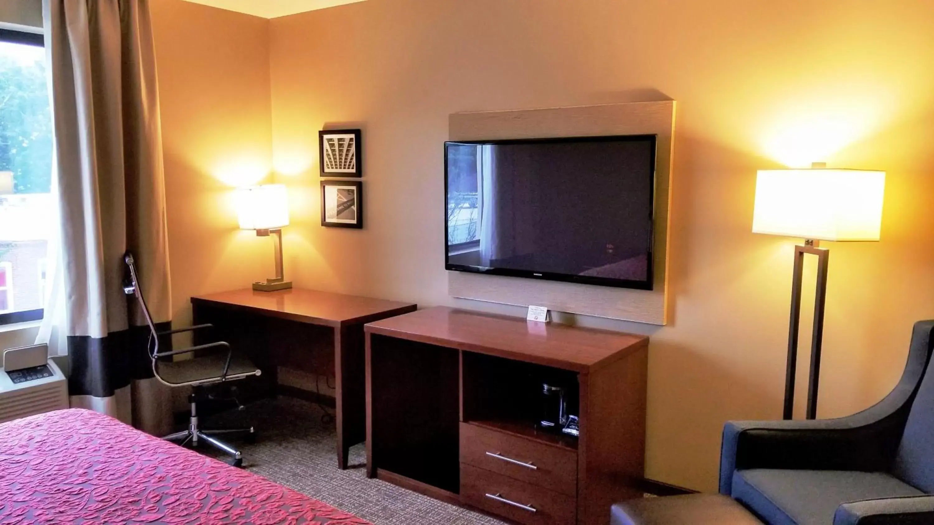 TV and multimedia in Days Inn by Wyndham Brooklyn Marine Park