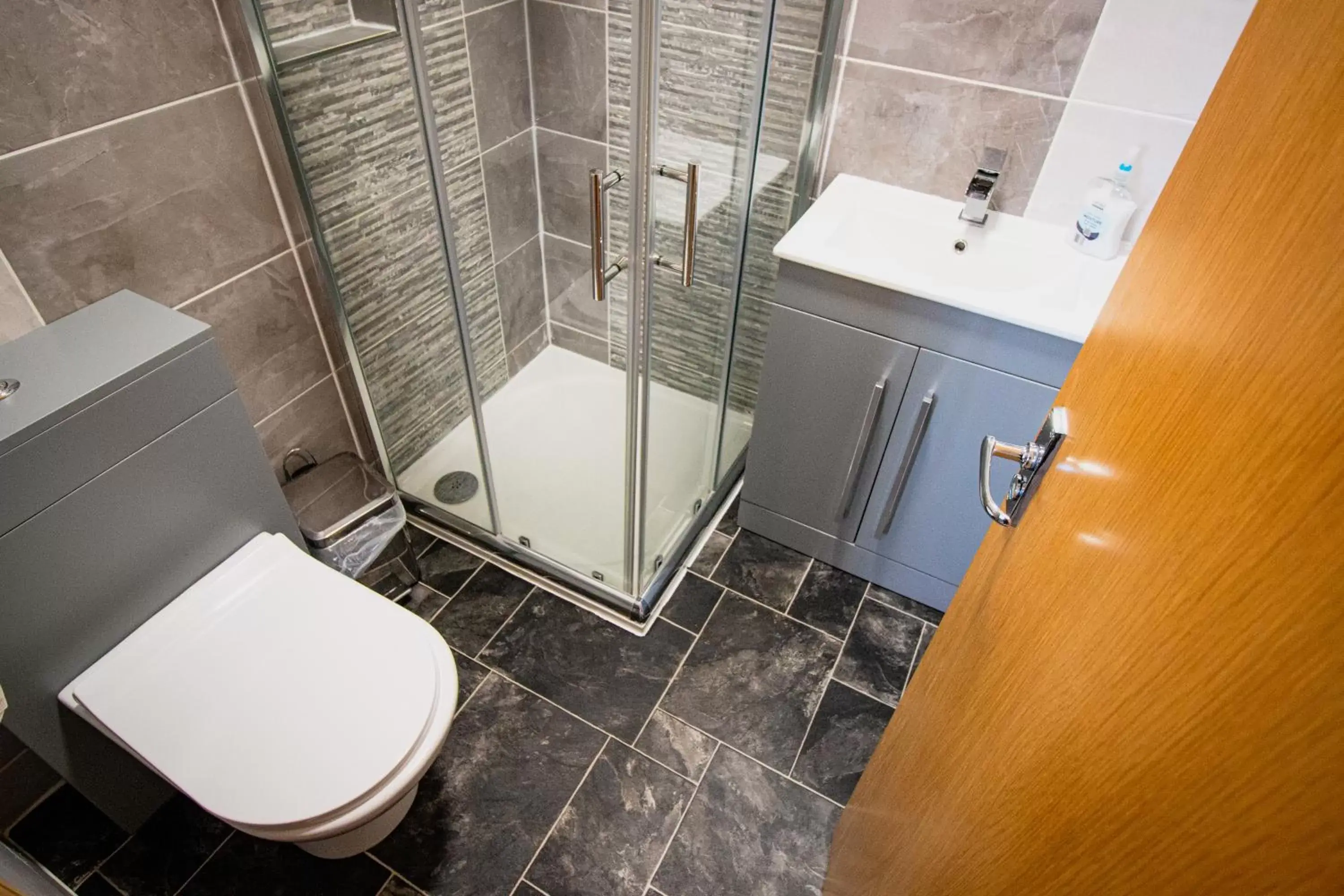 Shower, Bathroom in The Ben Mhor Hotel, Bar & Restaurant