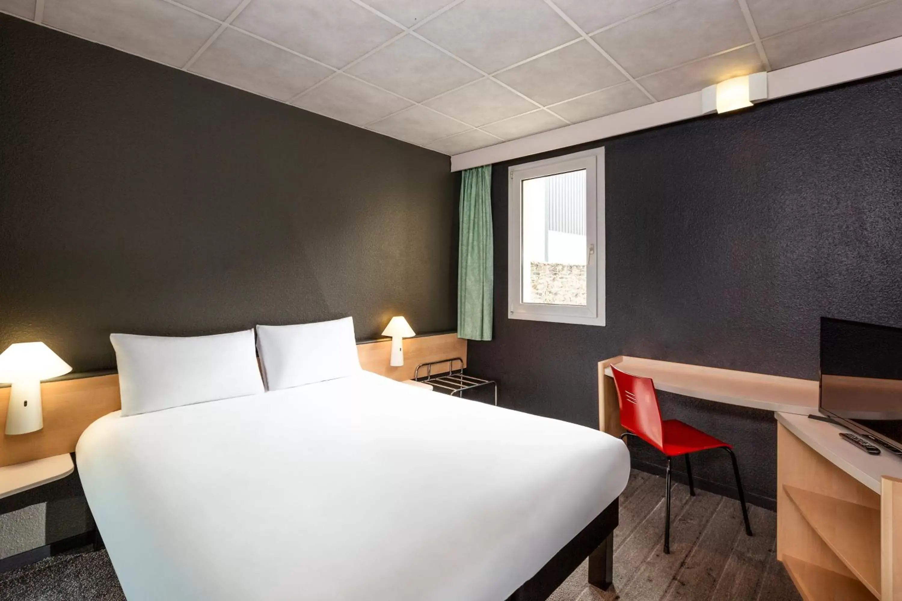 Photo of the whole room, Bed in ibis Lannion Photo of the whole room, Bed in ibis Lannion