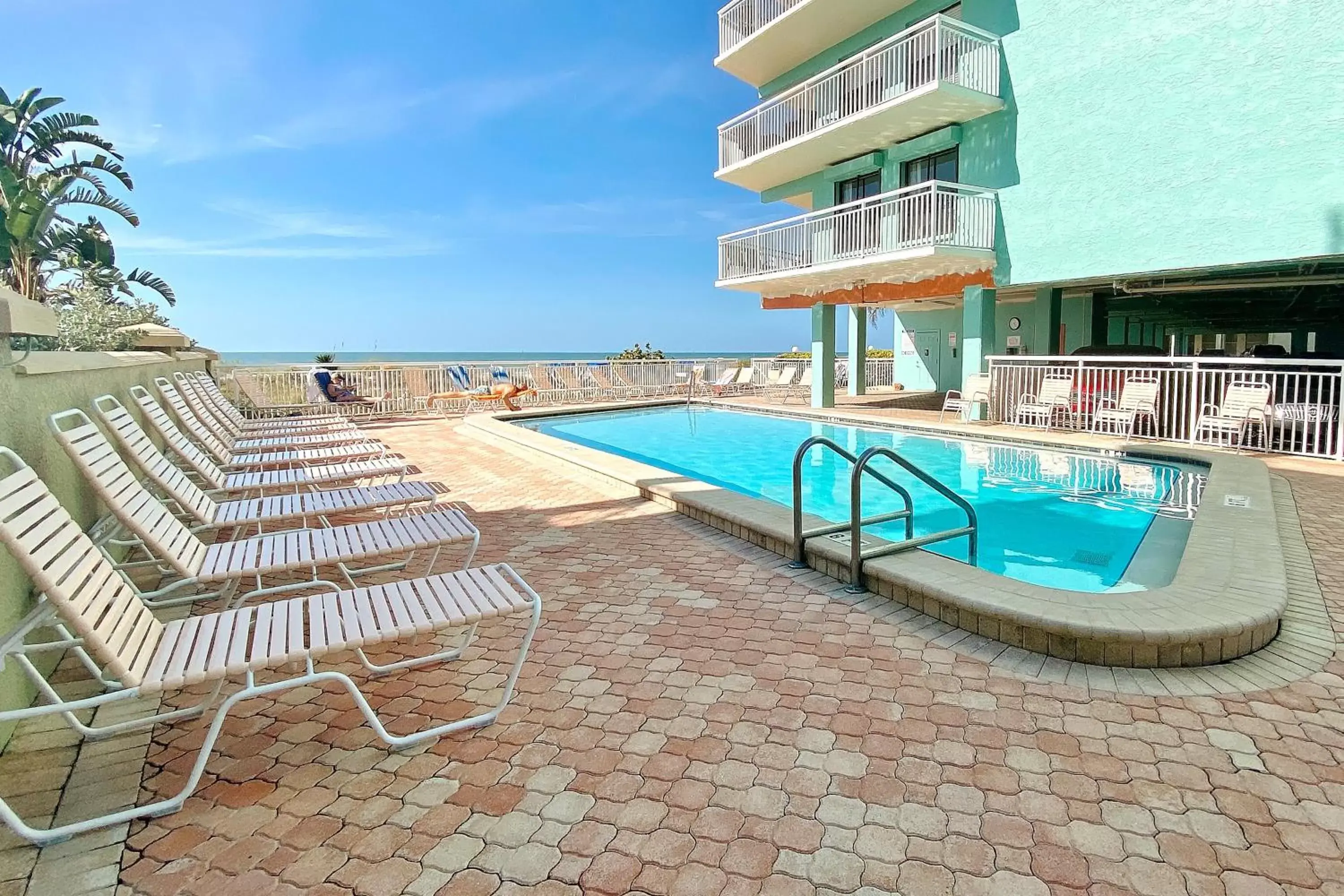 Swimming Pool in Chateaux Sunset Suites 408