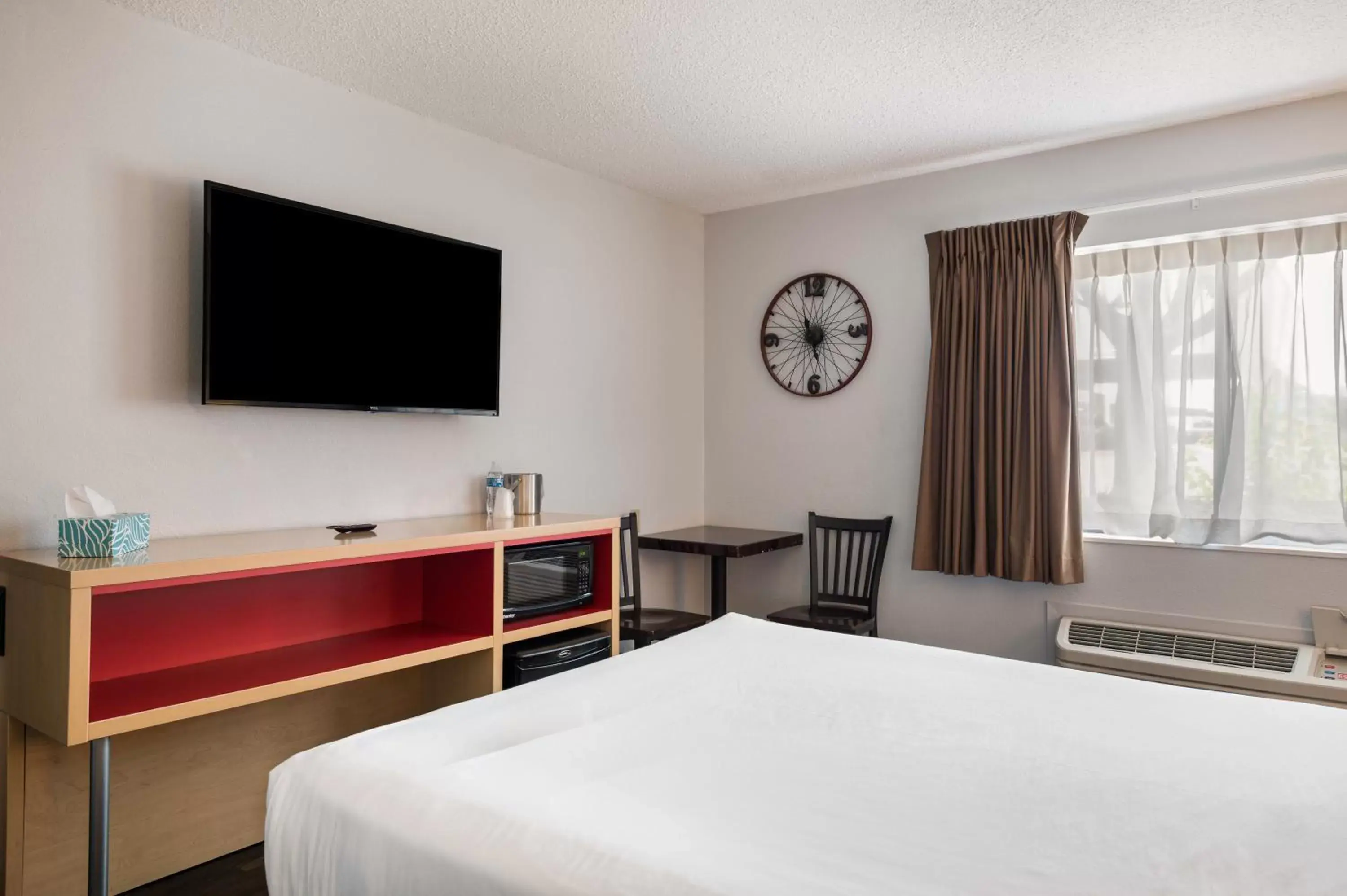 TV and multimedia, Bed in Red Lion Inn & Suites Ontario