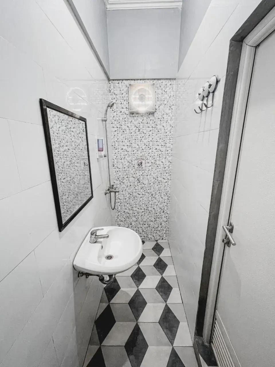 Bathroom in OtU Hostel By OstiC