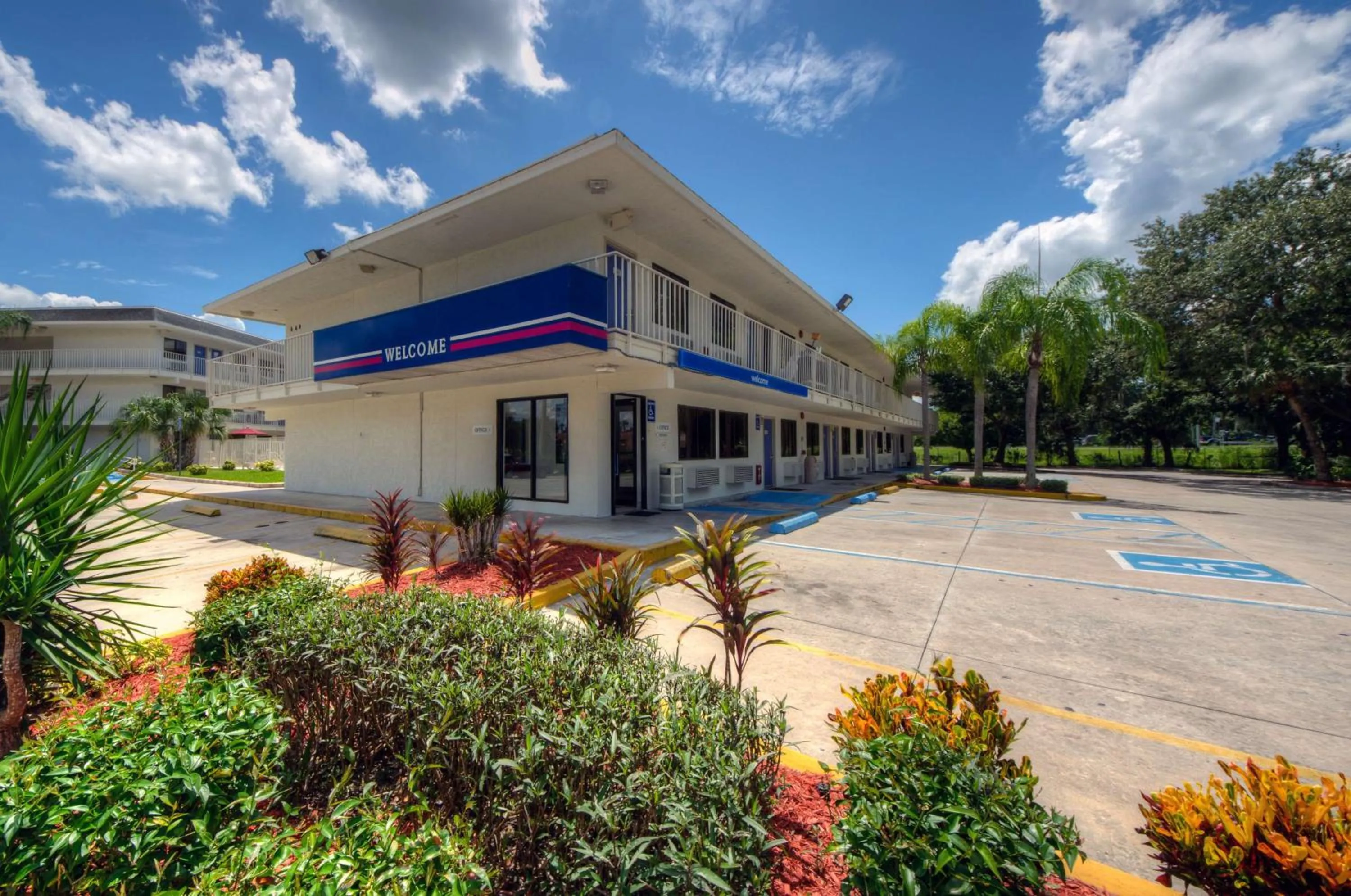 Property building in Motel 6-Bradenton, FL
