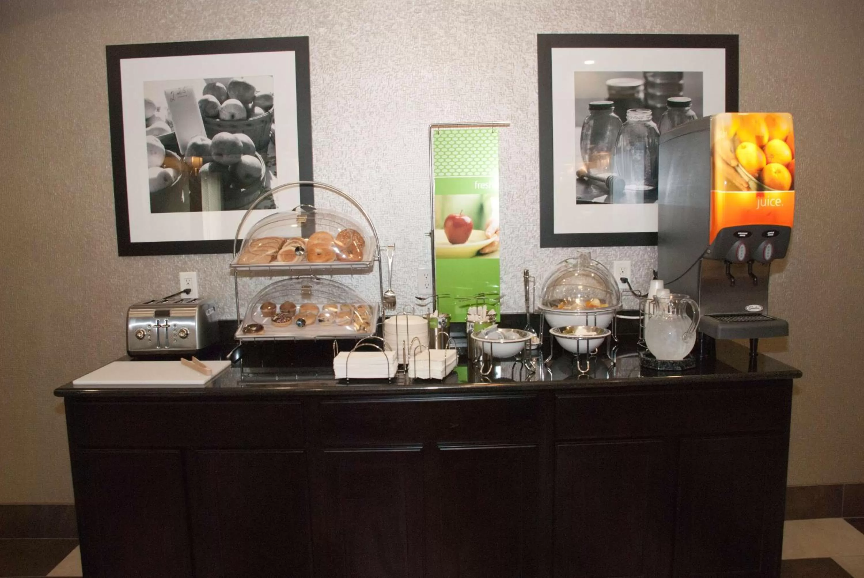 Dining area in Hampton Inn Maumelle