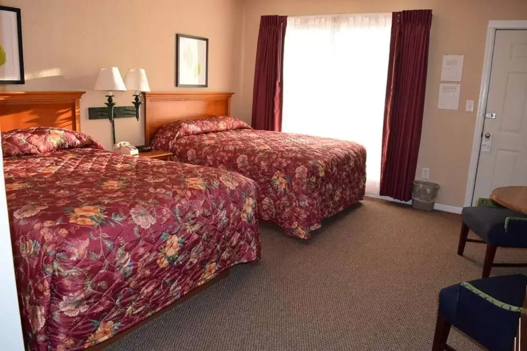 Bed in Mountain Aire Inn Sevierville - Pigeon Forge