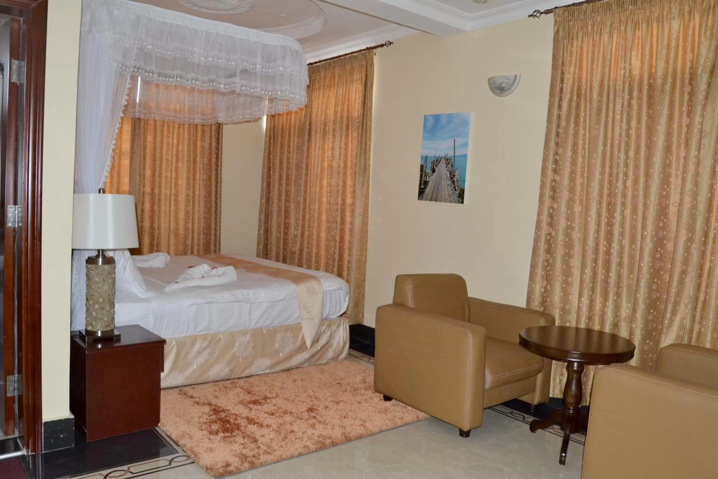 Photo of the whole room, Bed in Lantana Hotel