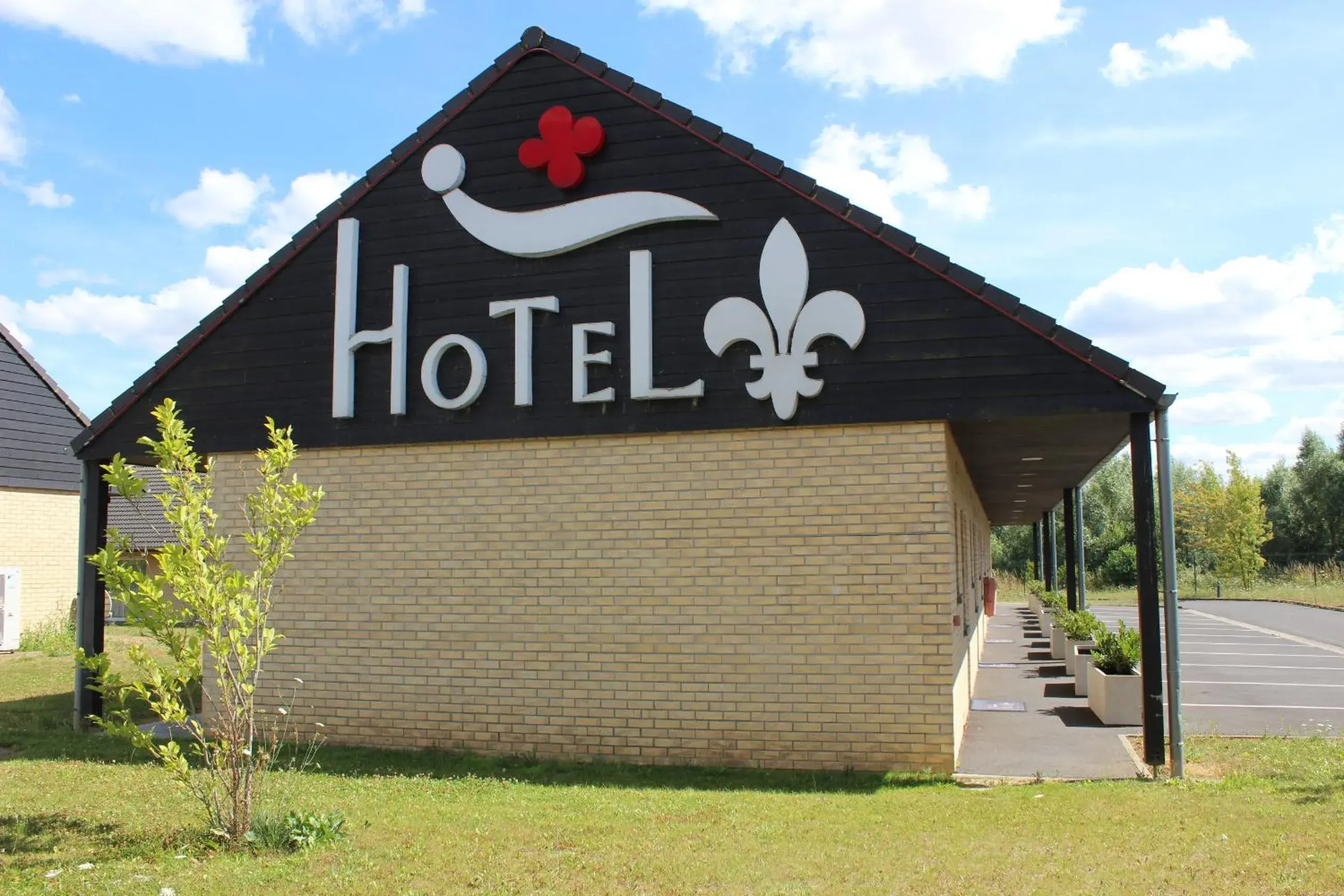 Facade/entrance, Property Building in Hôtel Fleur de Lys Hazebrouck