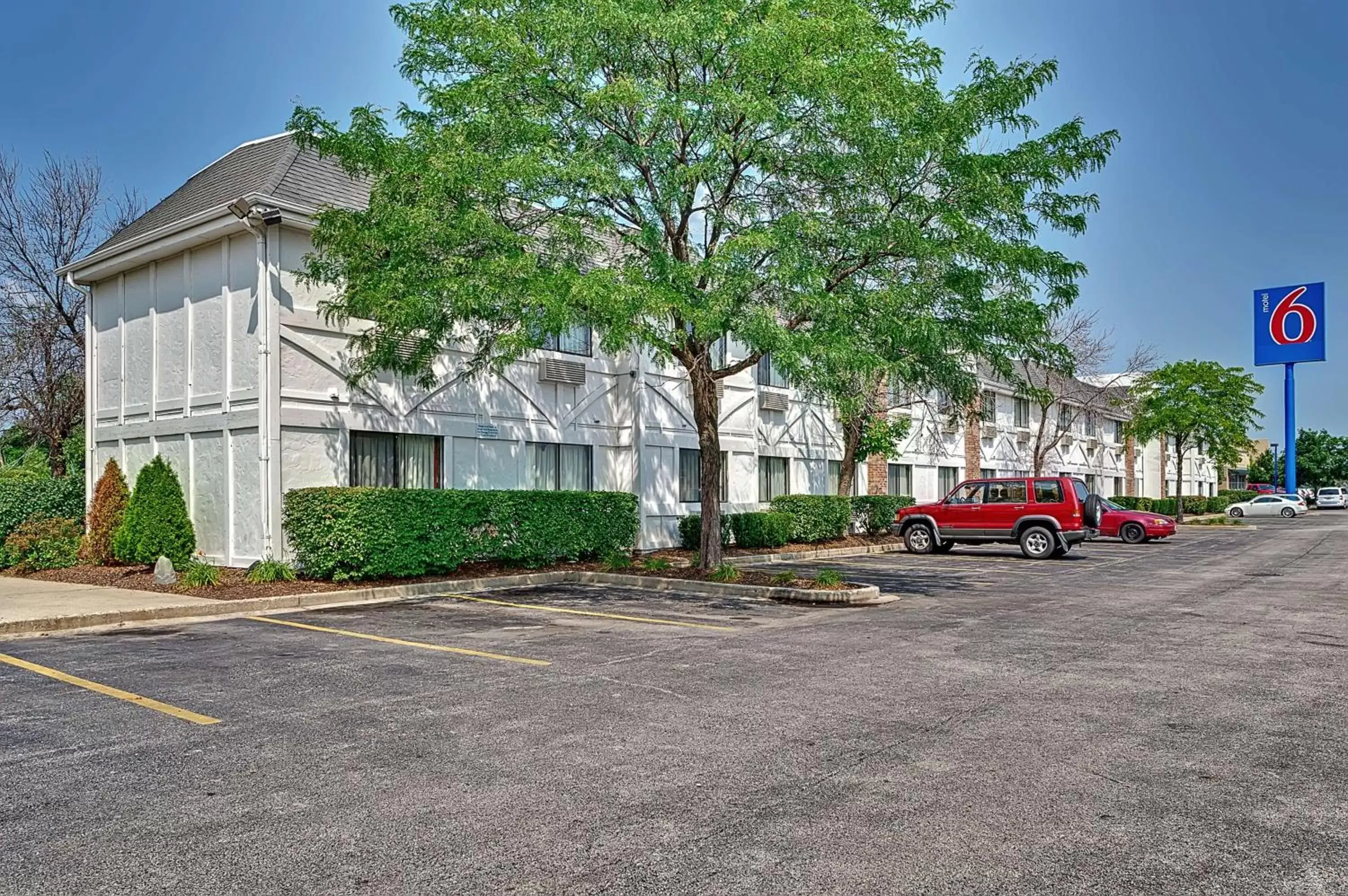 Property building, Patio/Outdoor Area in Motel 6-Glenview, IL - Chicago North