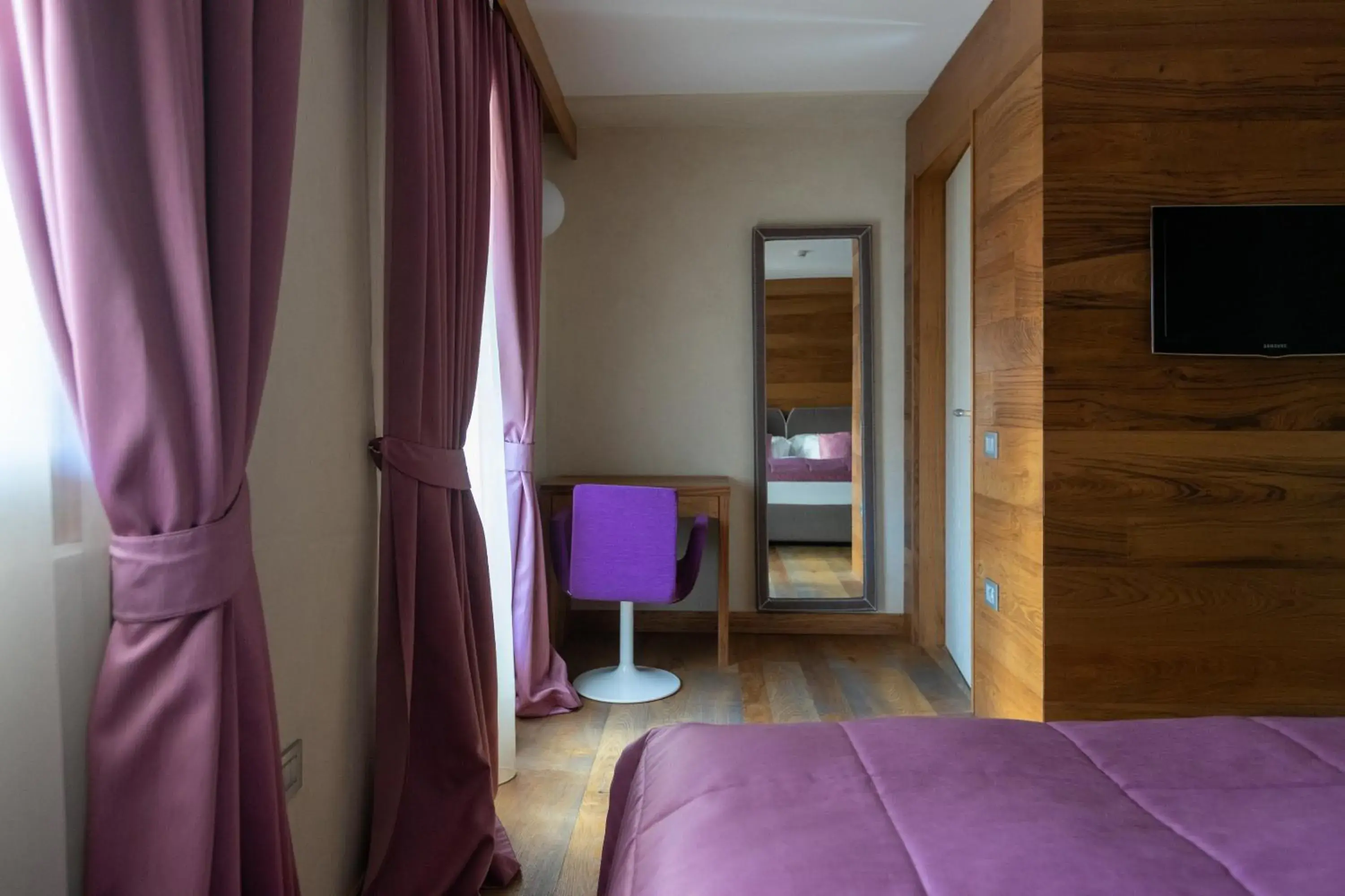 Bed, TV/Entertainment Center in Sottovento Luxury Hospitality