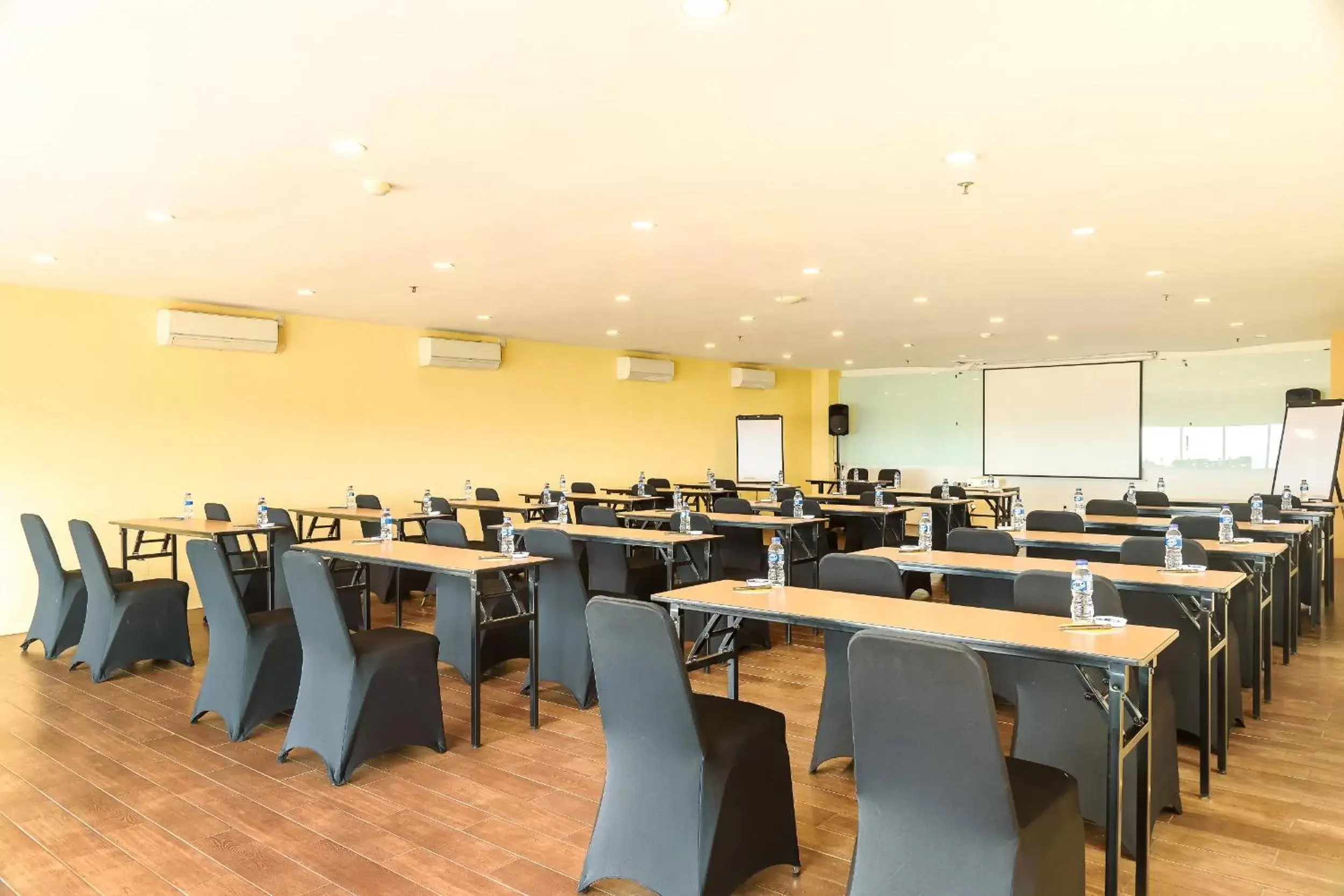 Meeting/conference room, Restaurant/Places to Eat in Yellow Bee Tangerang