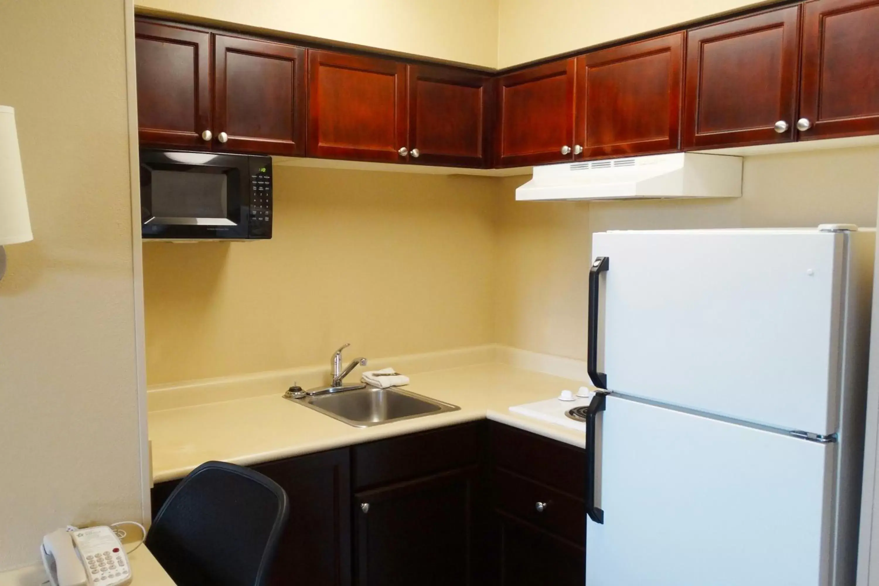 Kitchen or kitchenette, Kitchen/Kitchenette in Extended Stay America Suites - Detroit - Auburn Hills - Featherstone Rd