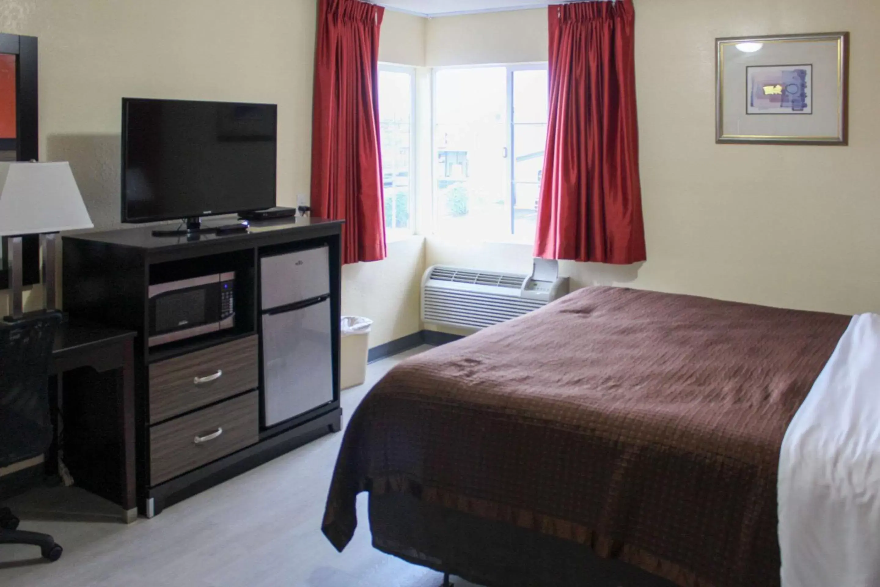Bedroom, Bed in Rodeway Inn Medford