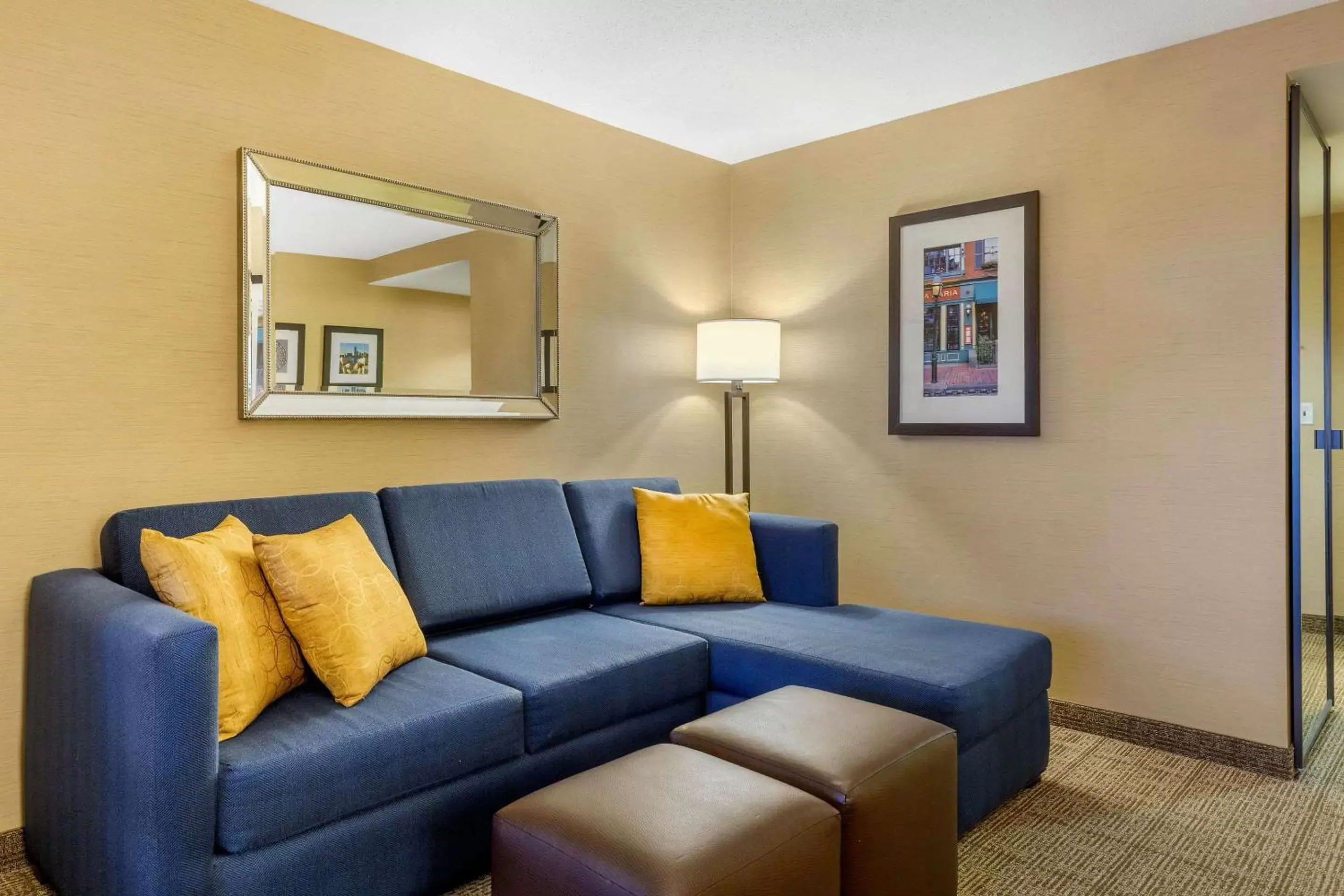 Photo of the whole room, Seating Area in Comfort Inn & Suites Logan International Airport