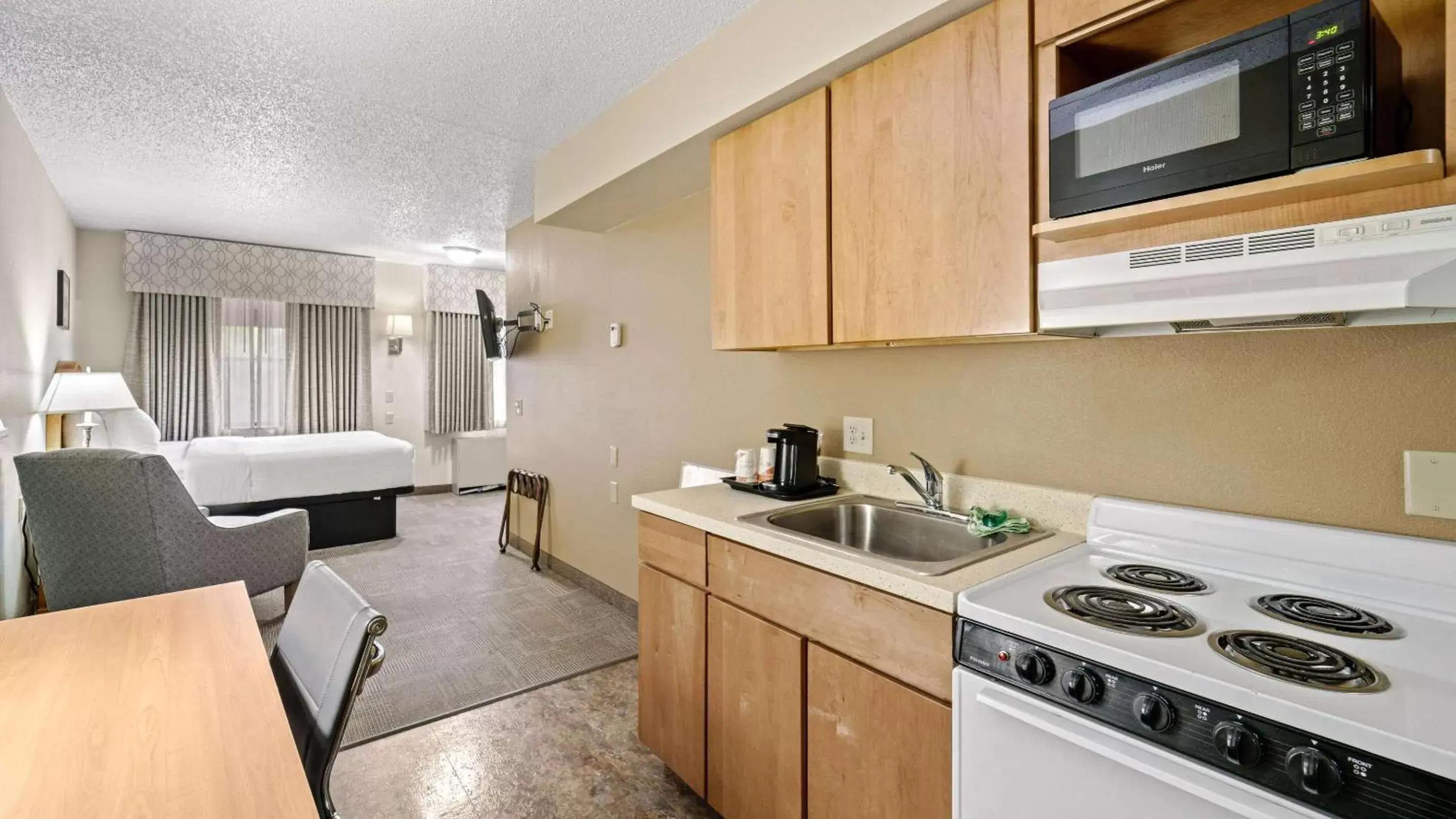 Bedroom, Kitchen/Kitchenette in Clarion Hotel & Suites Fairbanks near Ft. Wainwright