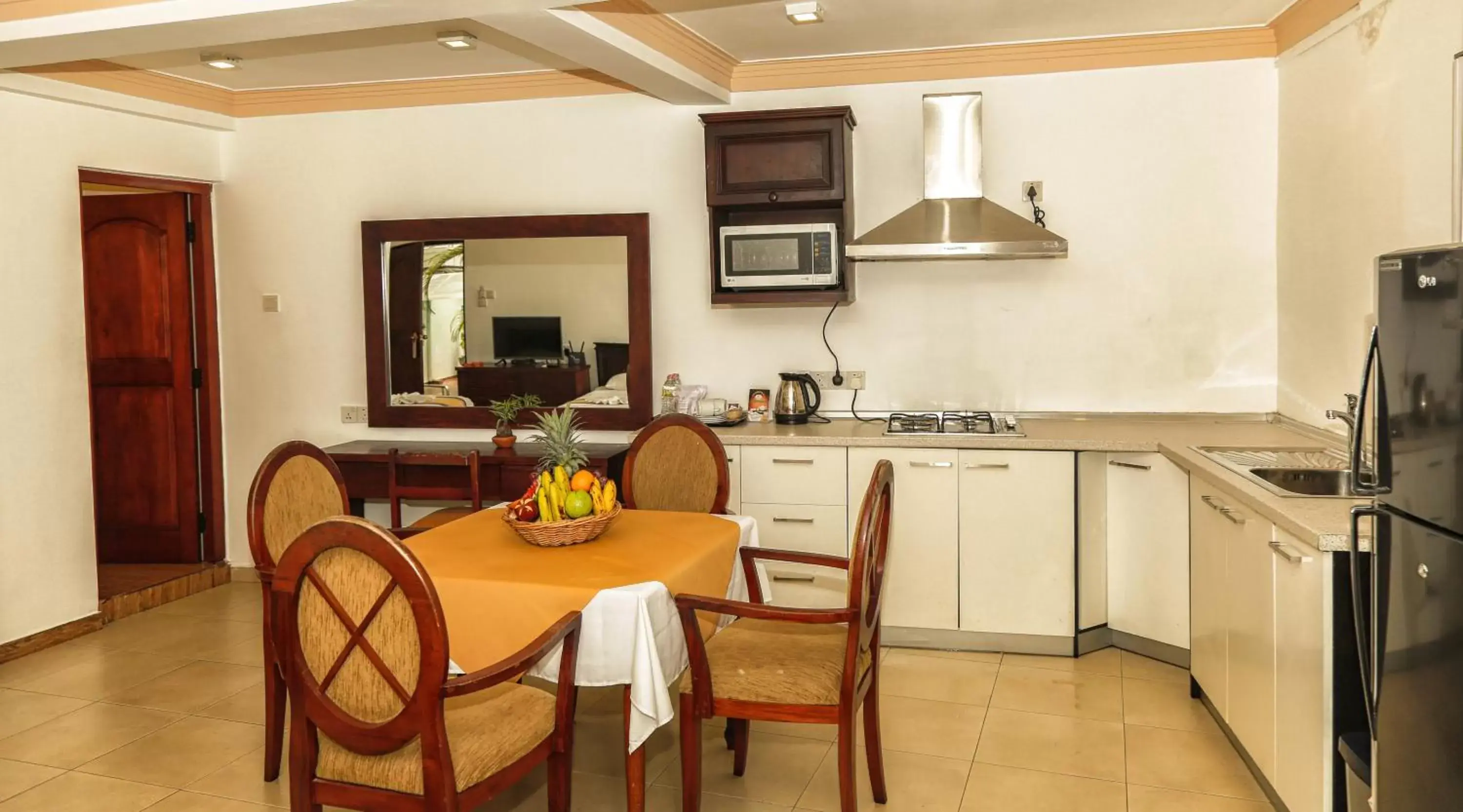 Kitchen or kitchenette, Kitchen/Kitchenette in Oak Ray Serene Garden Hotel